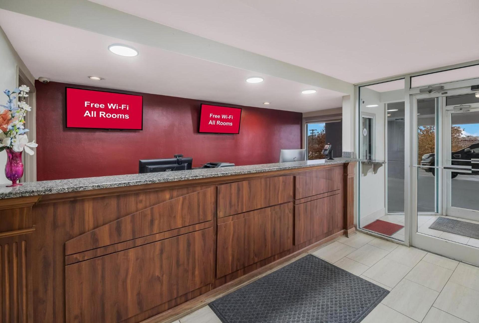Red Roof Inn & Suites Jackson, TN photo 11