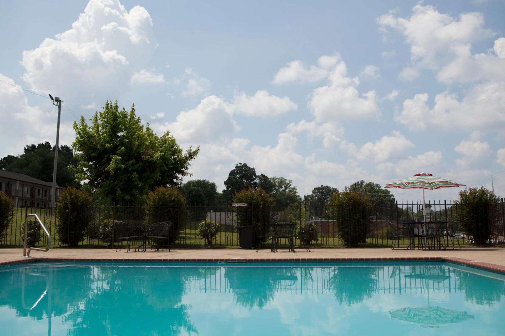 Red Roof Inn & Suites Jackson, TN photo 10