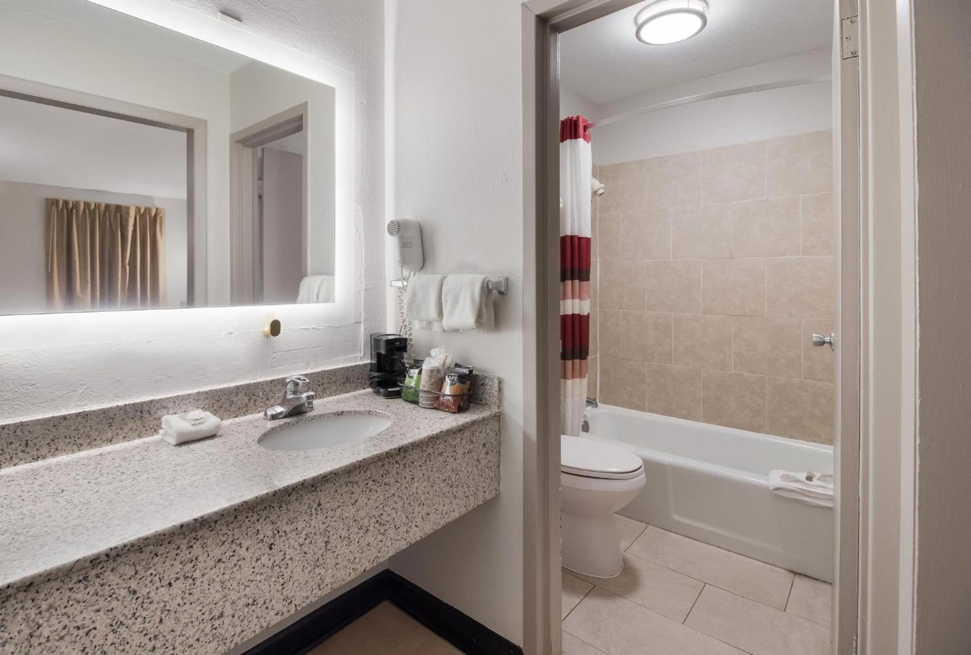 Red Roof Inn & Suites Jackson, TN photo 36