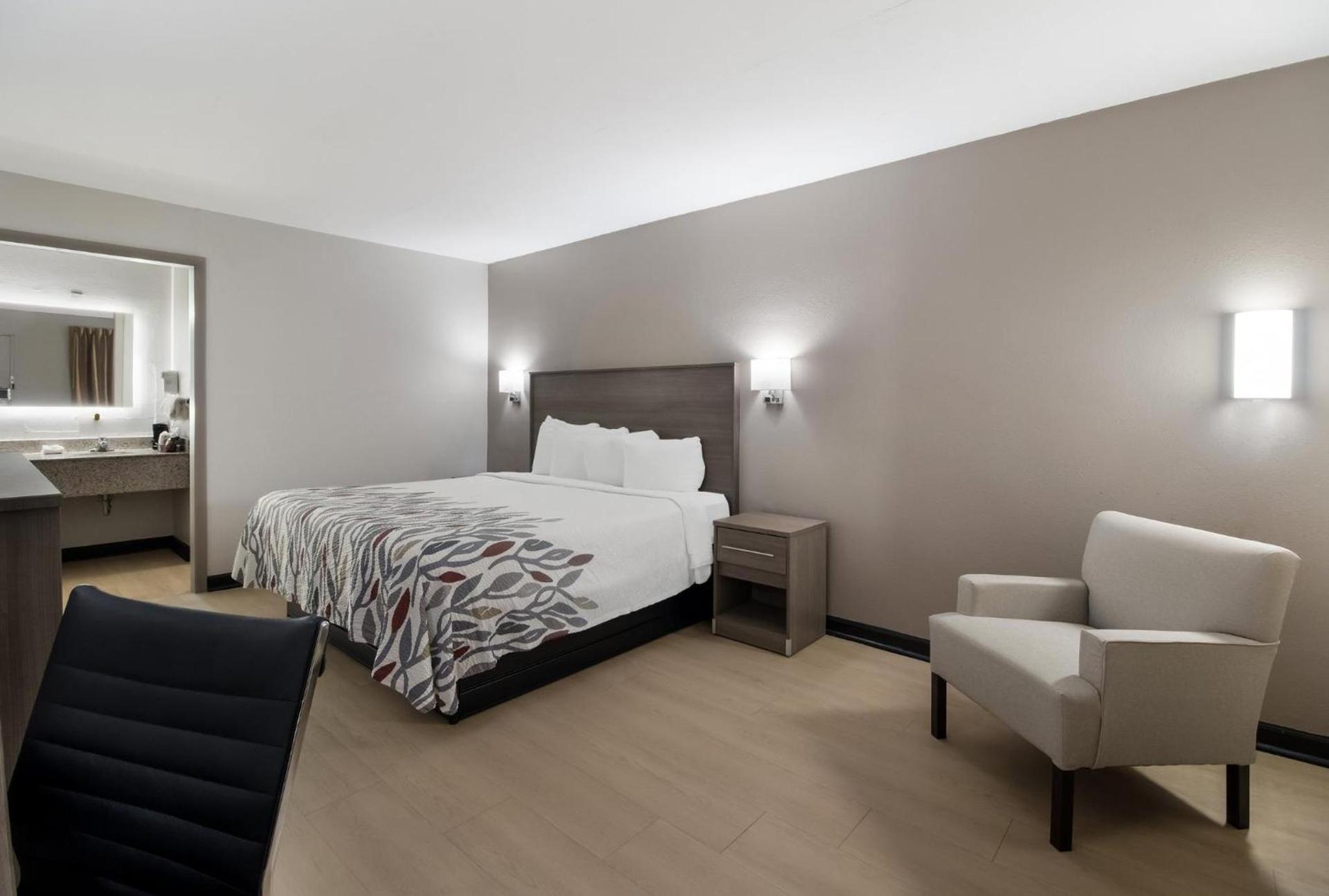 Red Roof Inn & Suites Jackson, TN photo 22