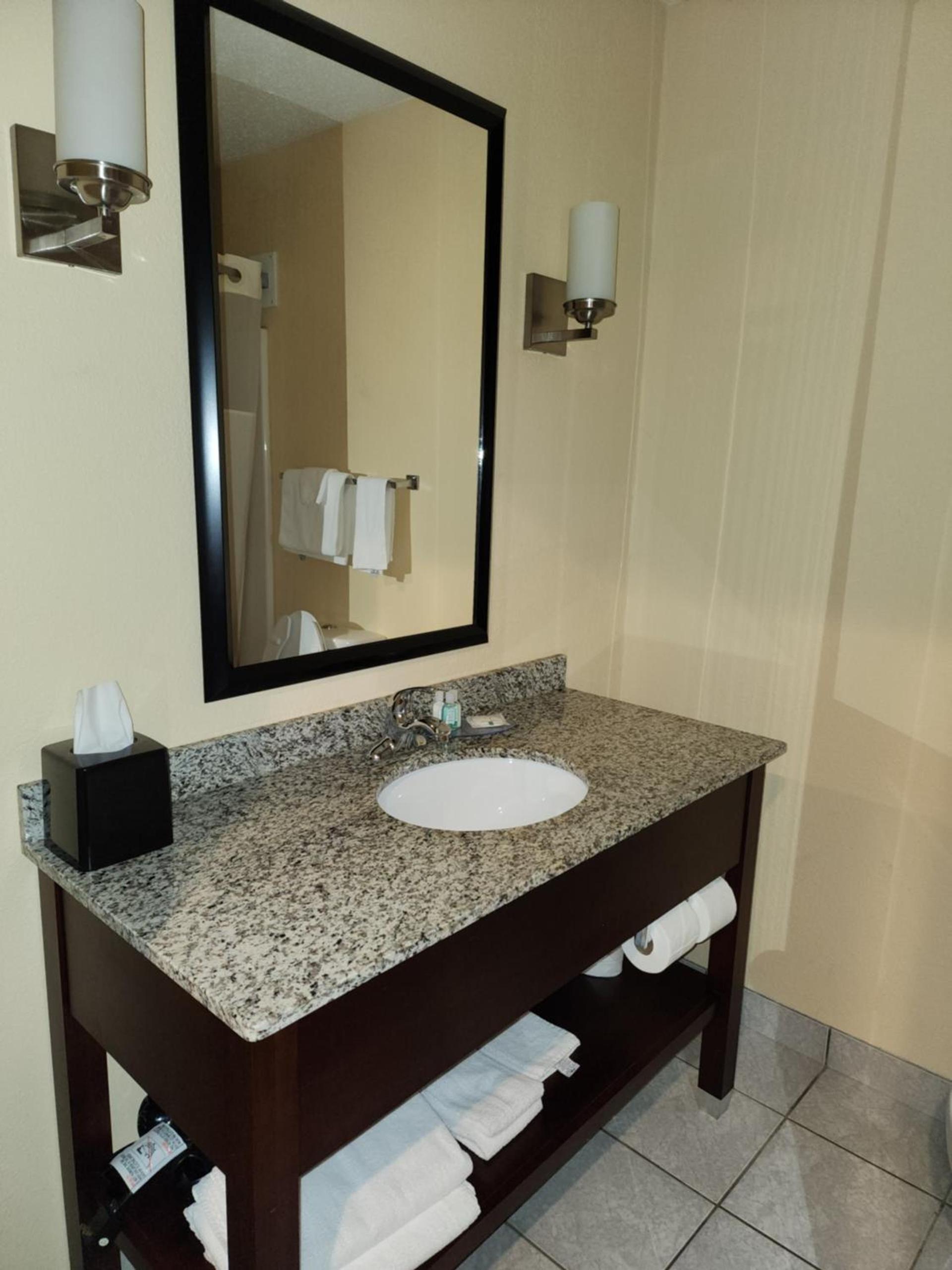 Quality Inn & Suites Bellville - Mansfield photo 25