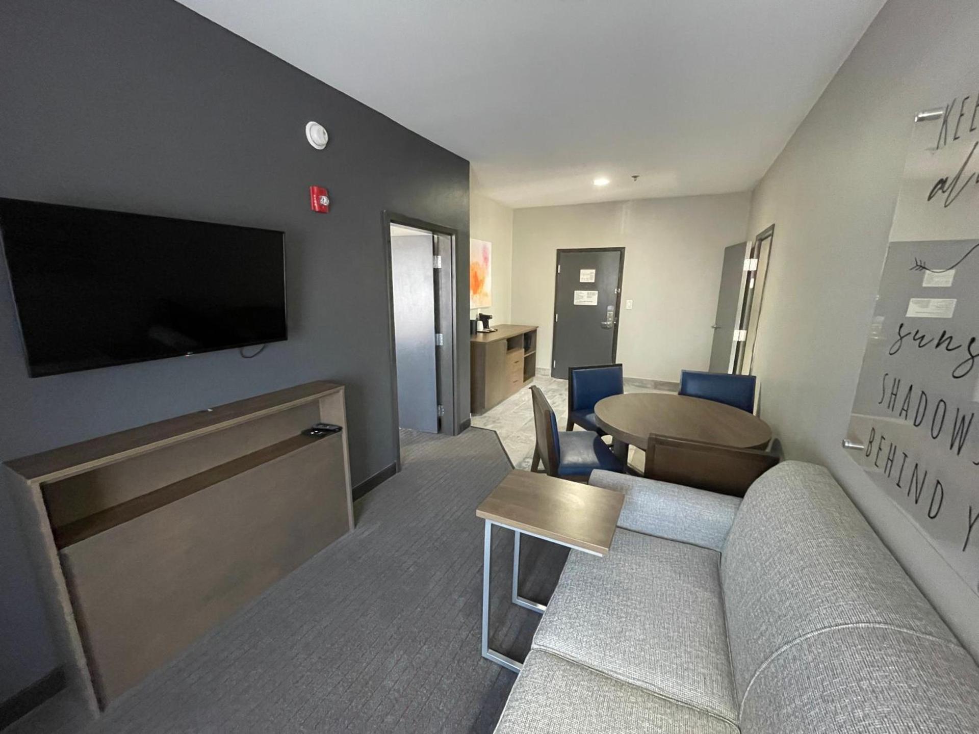 La Quinta Inn & Suites by Wyndham Augusta Fort Eisenhower photo 41