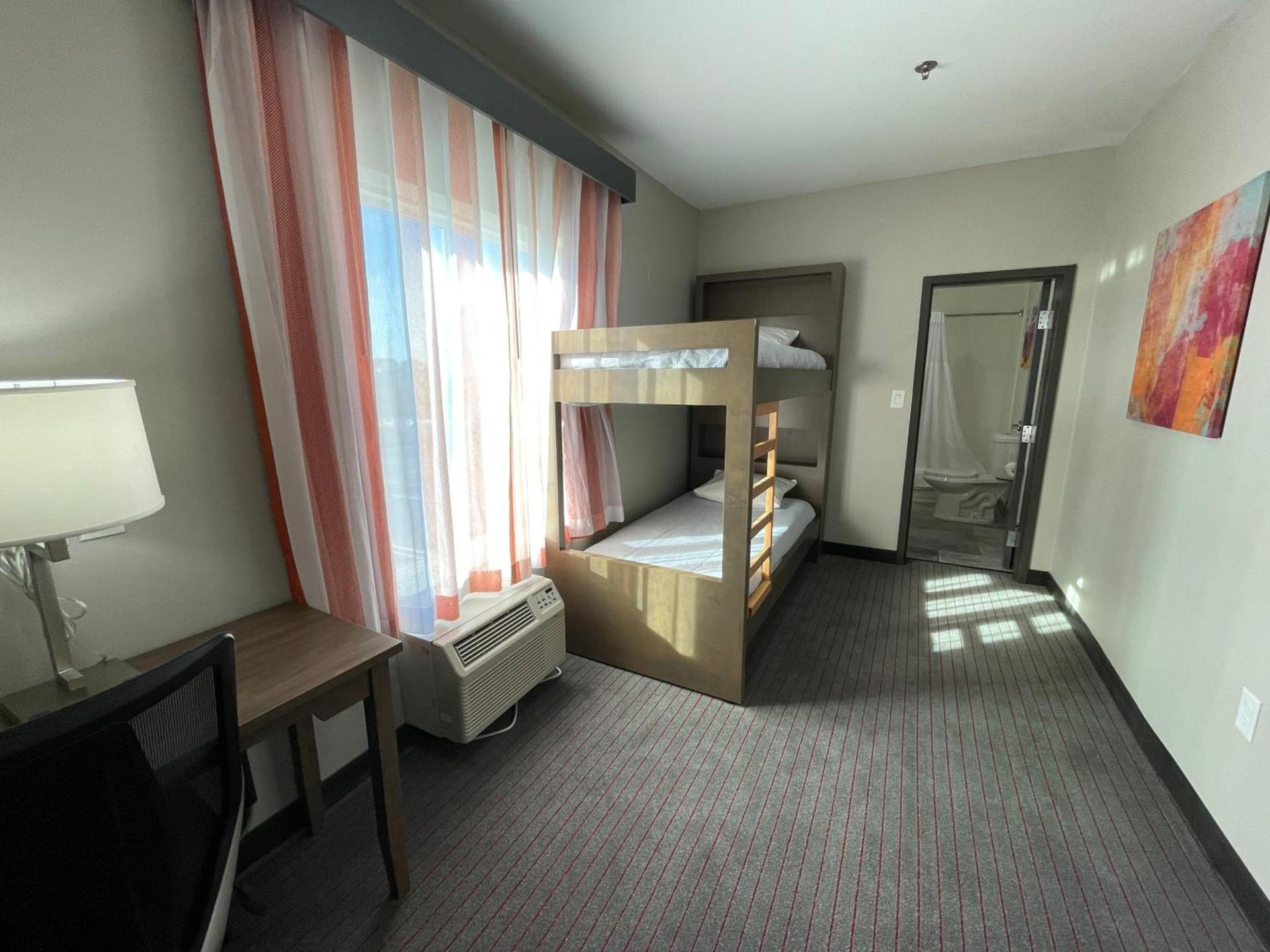 La Quinta Inn & Suites by Wyndham Augusta Fort Eisenhower photo 39