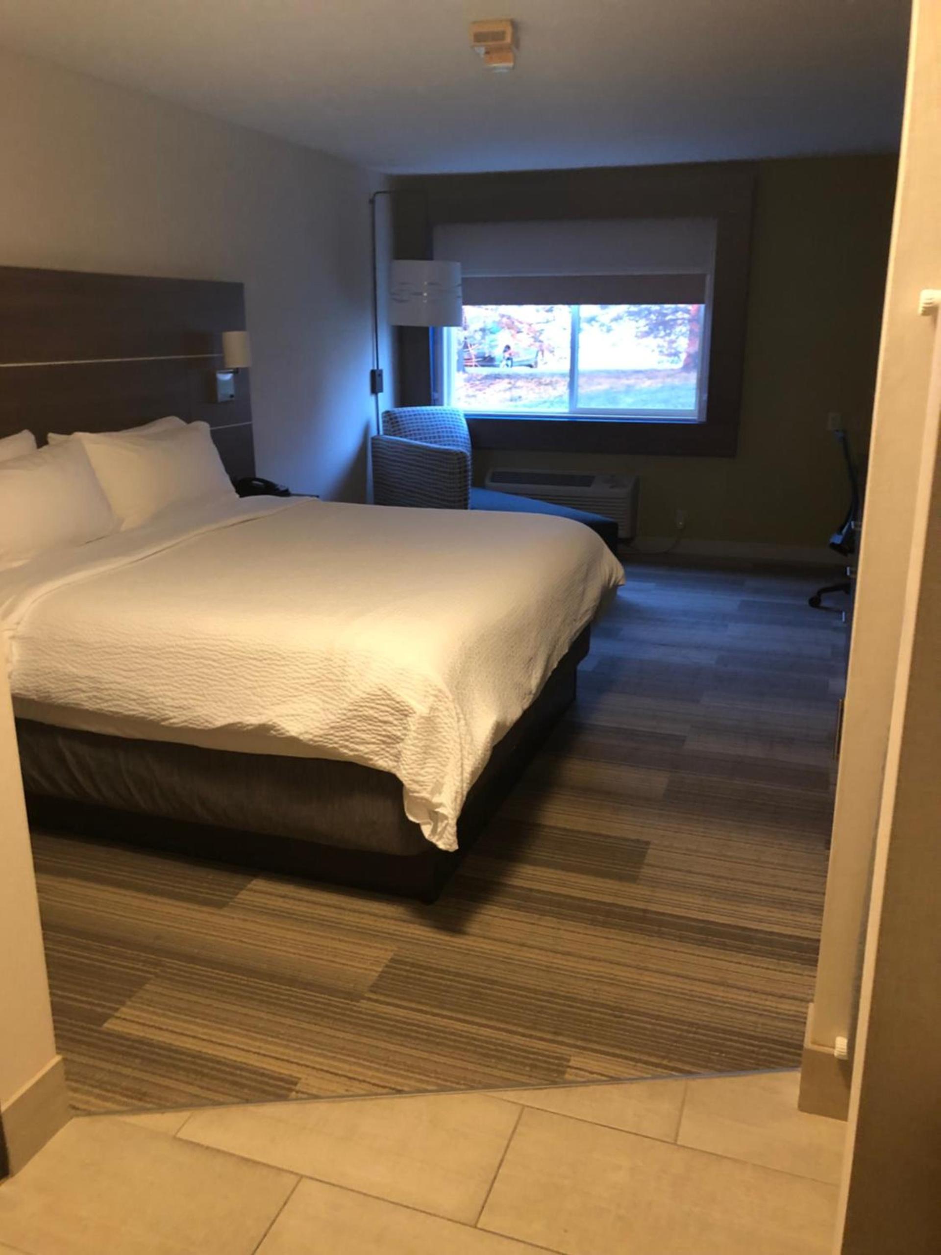 Holiday Inn Express Mt. Vernon by IHG photo 68