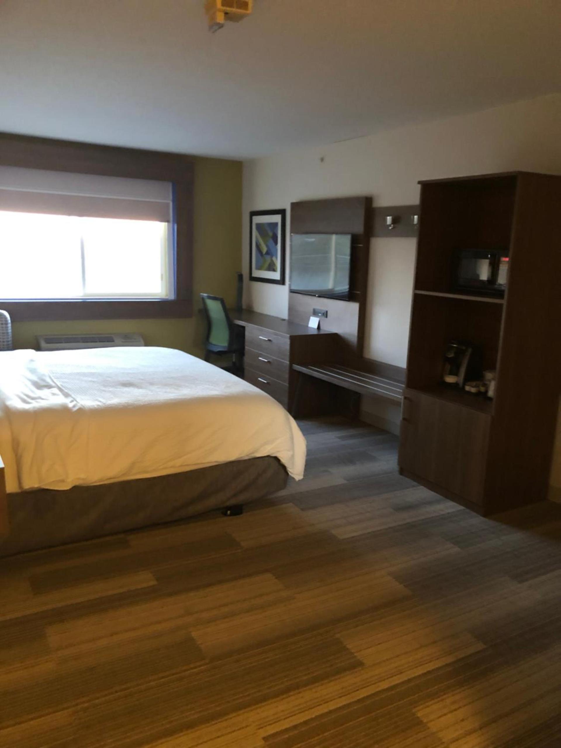 Holiday Inn Express Mt. Vernon by IHG photo 69