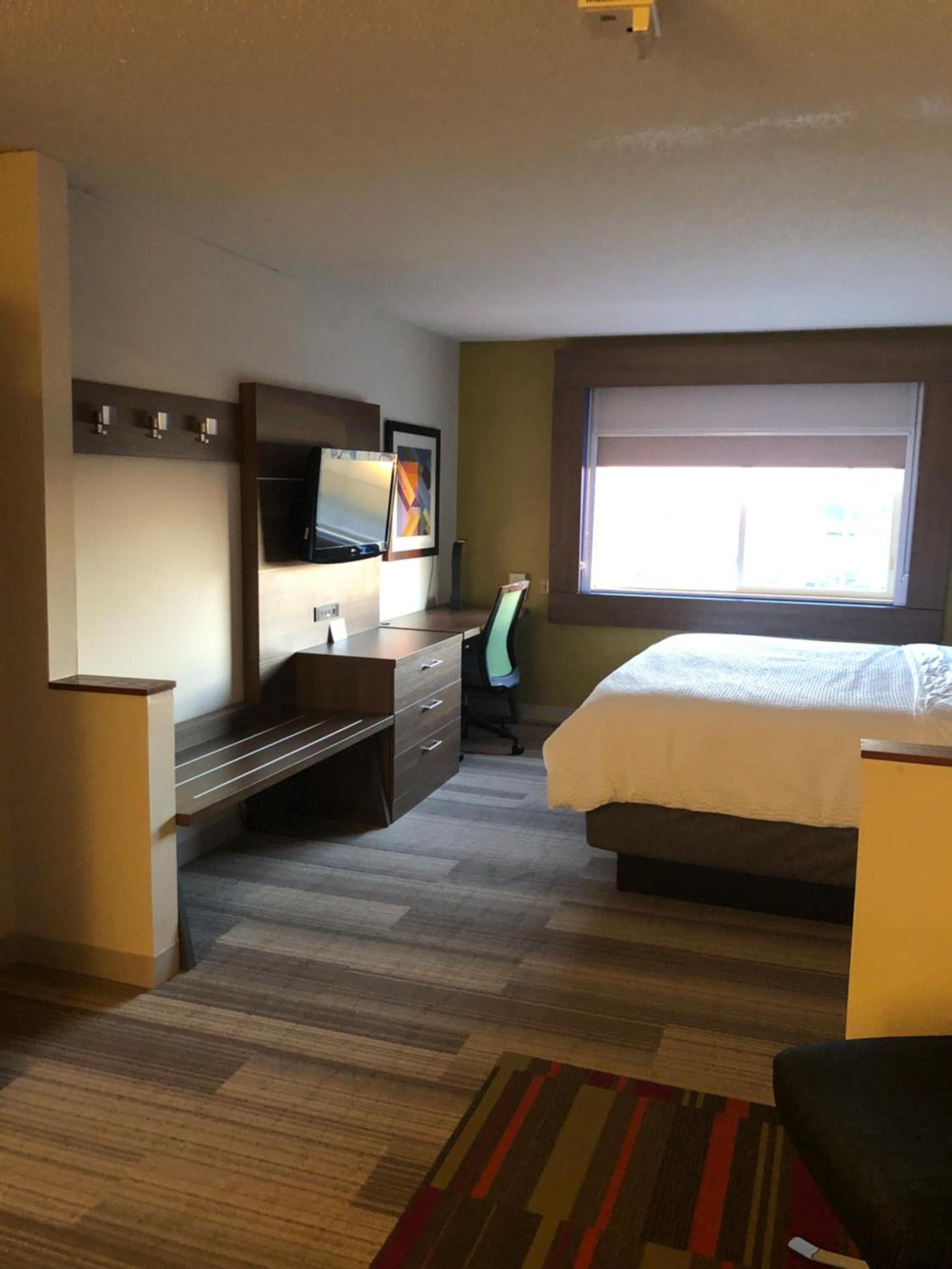 Holiday Inn Express Mt. Vernon by IHG photo 72