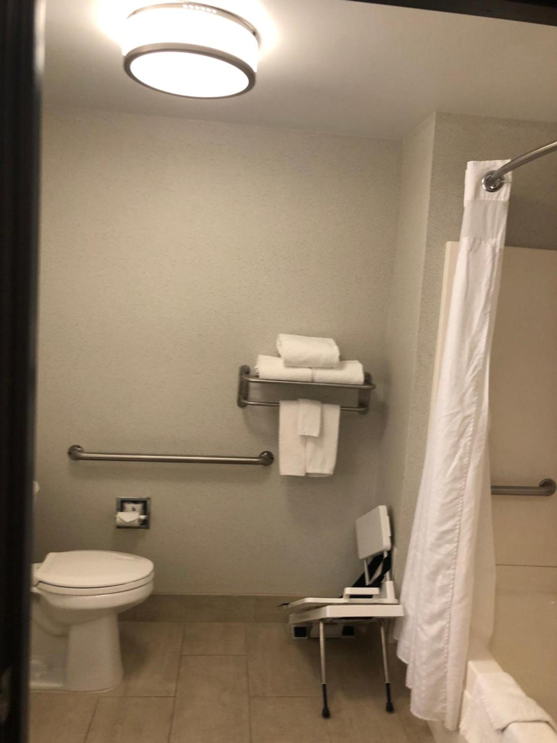 Holiday Inn Express Mt. Vernon by IHG photo 77