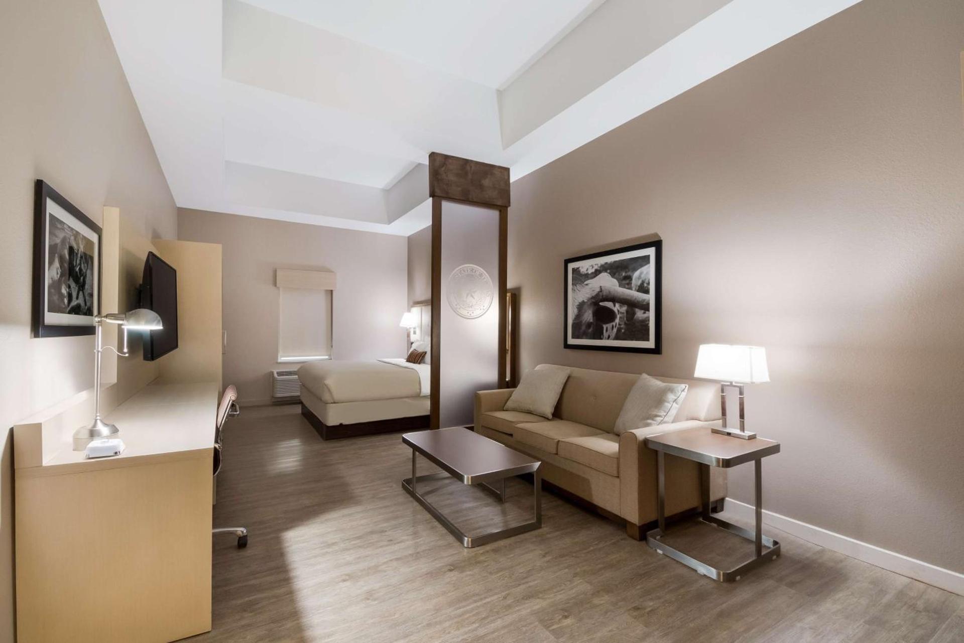 Best Western Bandera Suites & Saloon photo 11