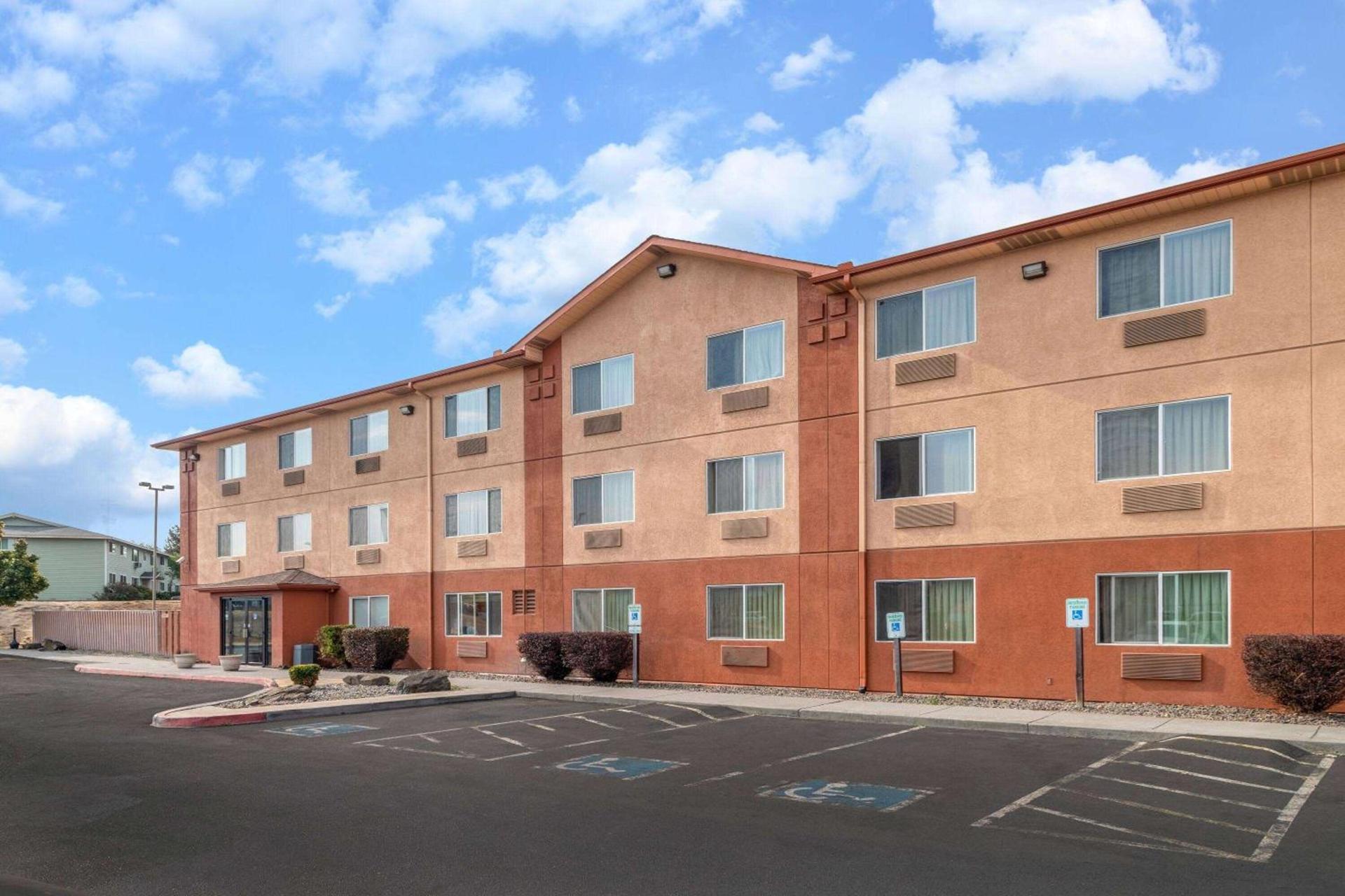 Super 8 by Wyndham The Dalles OR photo 3