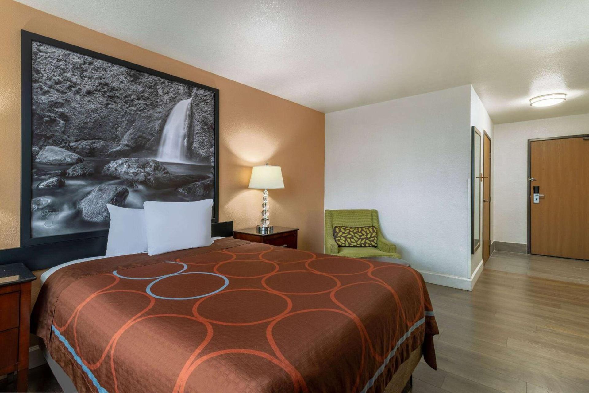 Super 8 by Wyndham The Dalles OR photo 12