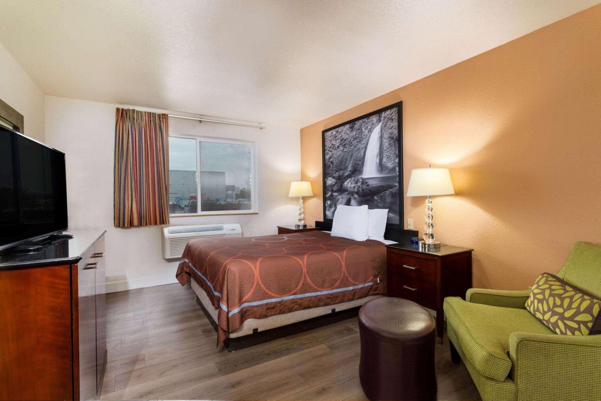 Super 8 by Wyndham The Dalles OR photo 13