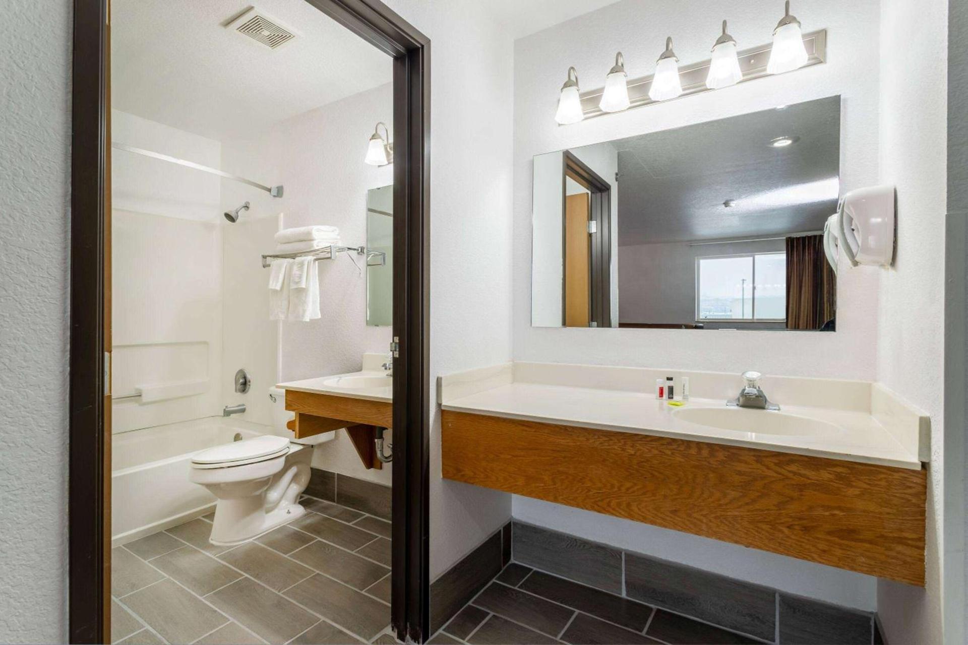 Super 8 by Wyndham The Dalles OR photo 18
