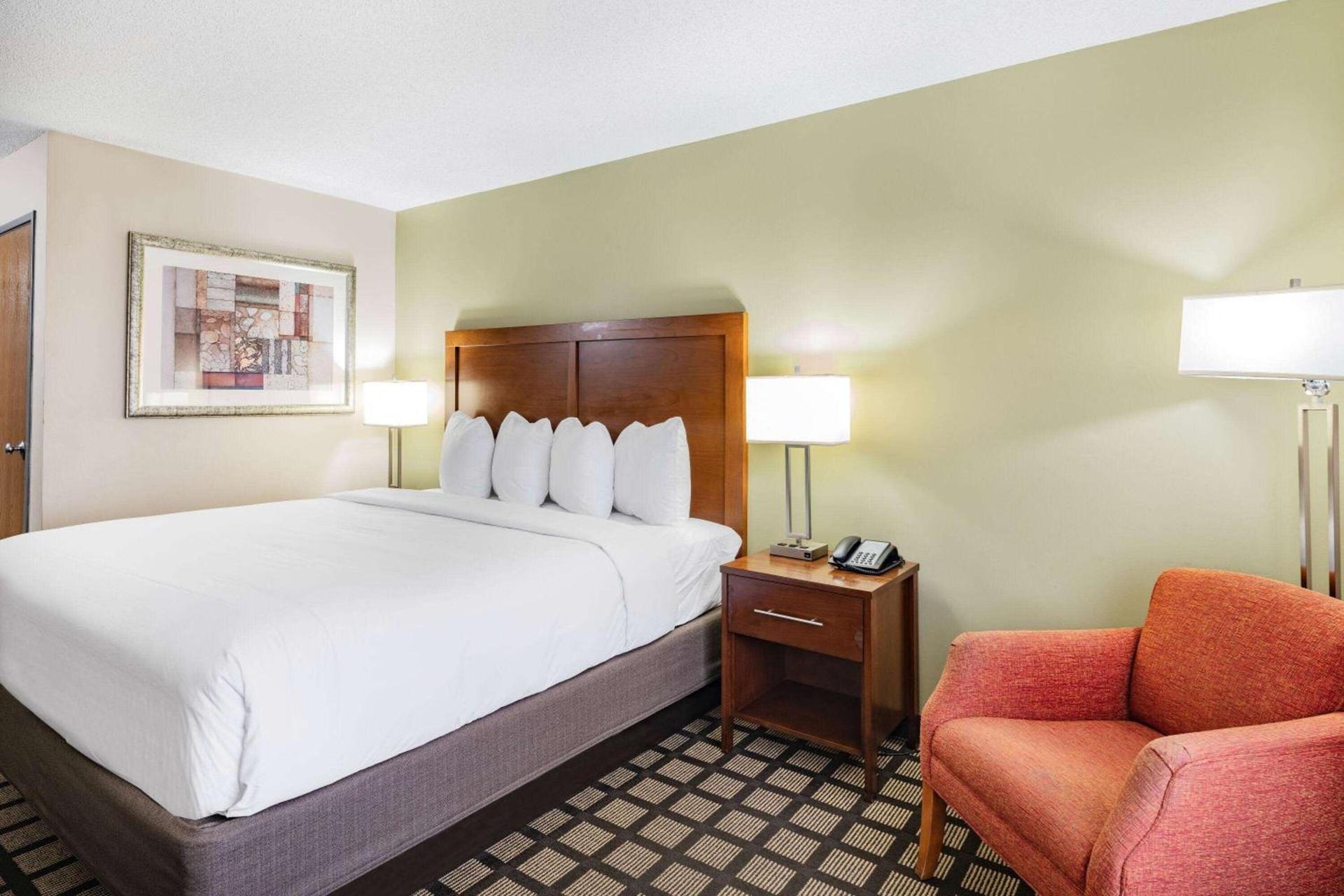 Baymont by Wyndham Gurnee photo 18
