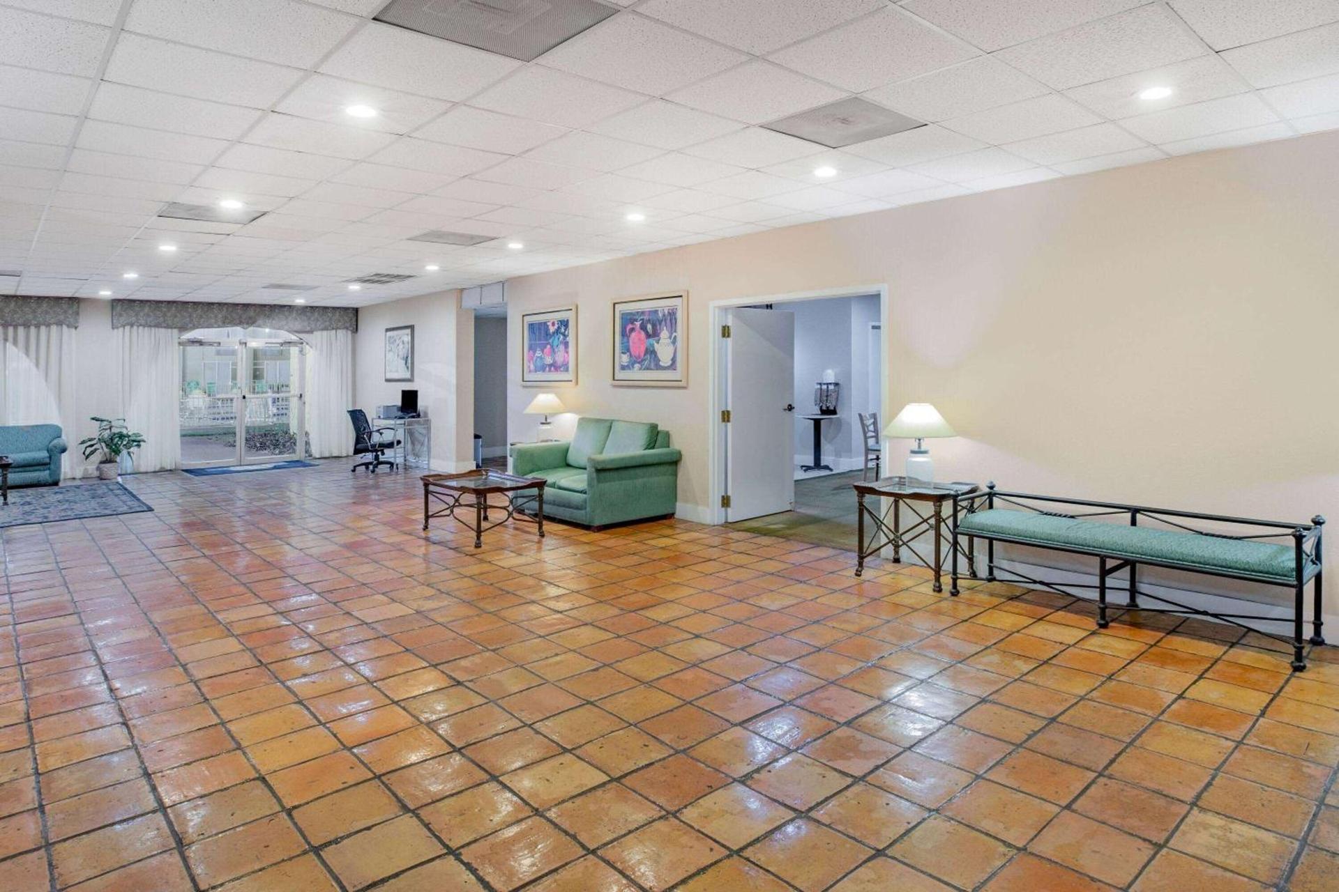 Days Inn by Wyndham Del Rio photo 36