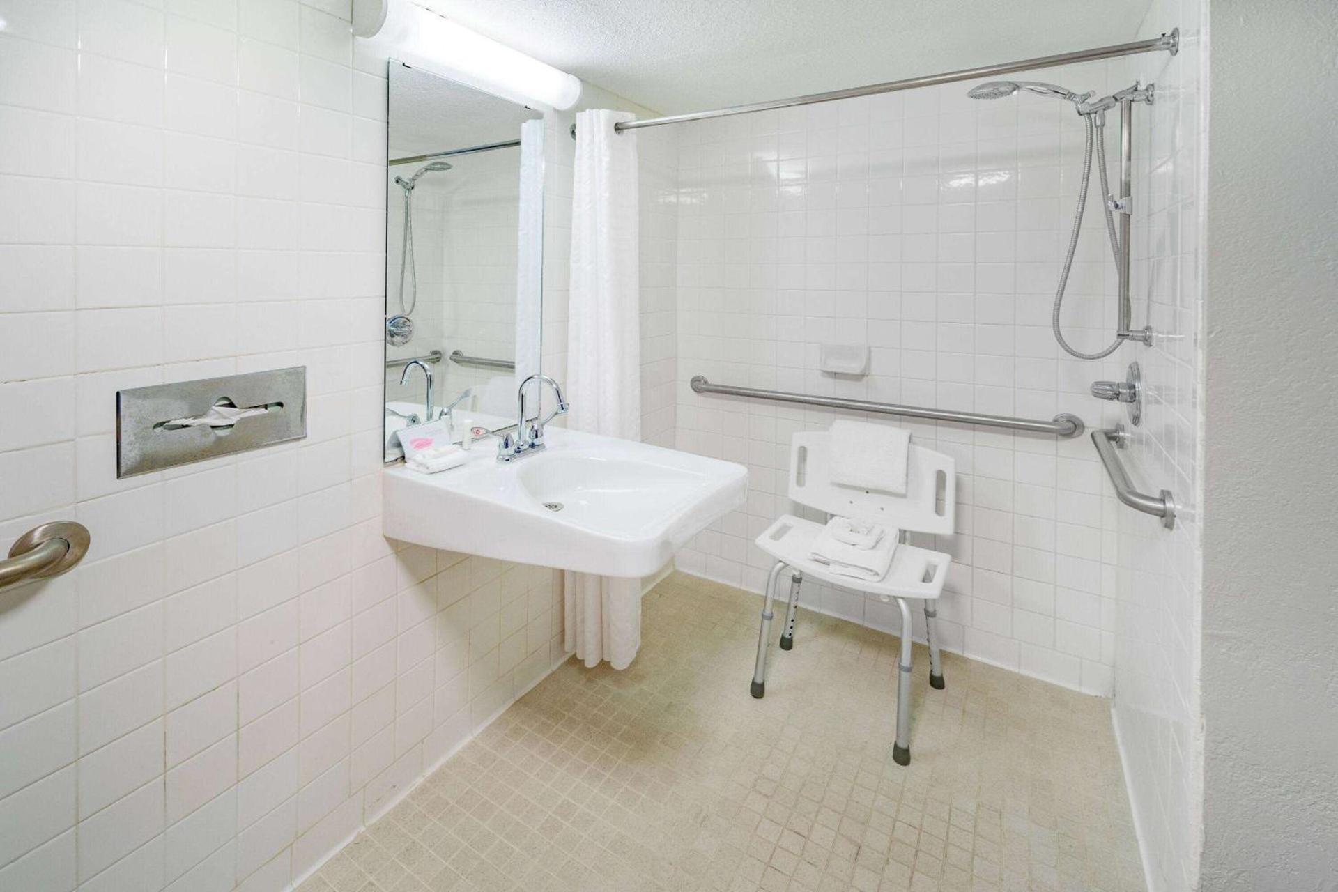 Days Inn by Wyndham Del Rio photo 42