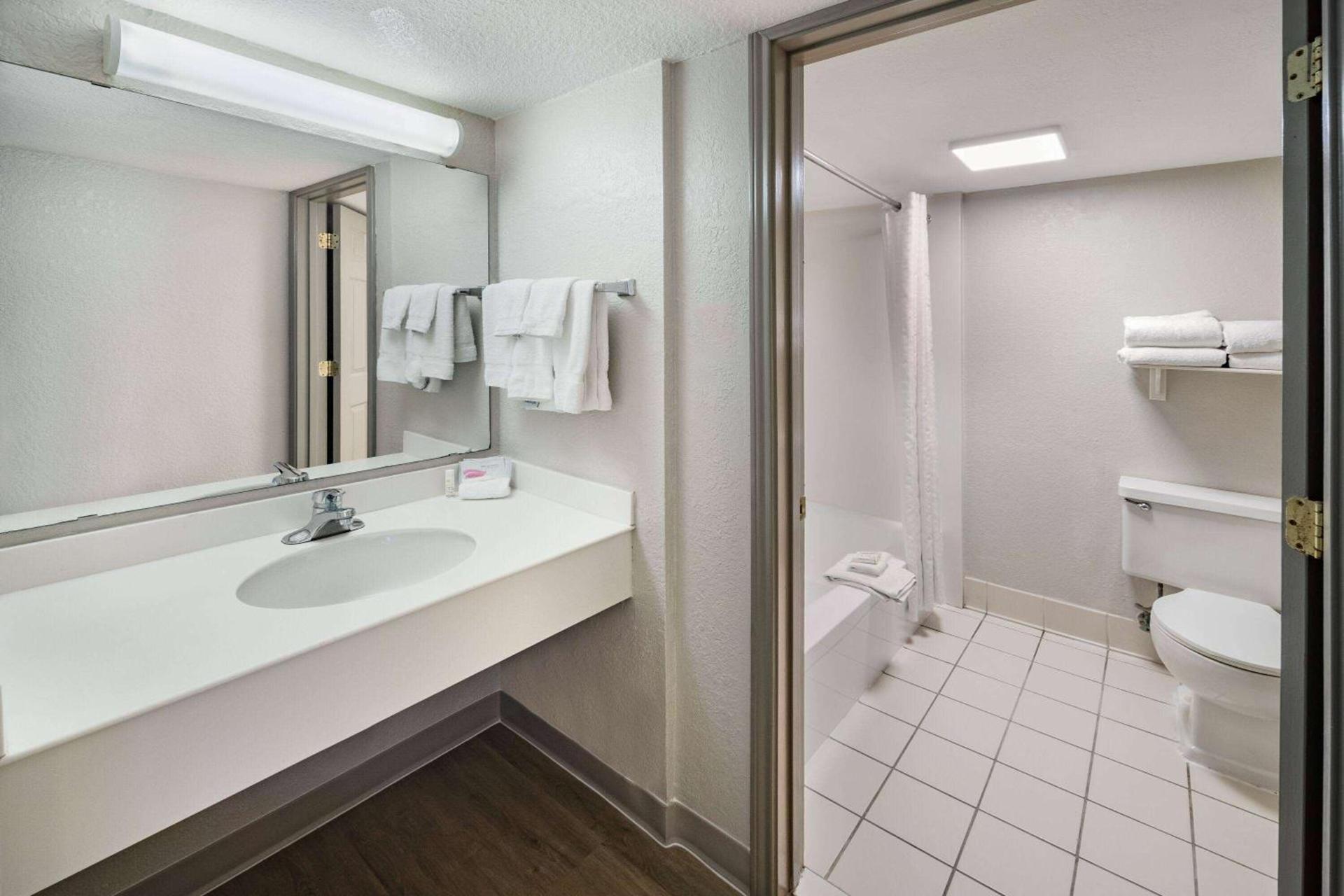 Days Inn by Wyndham Del Rio photo 14
