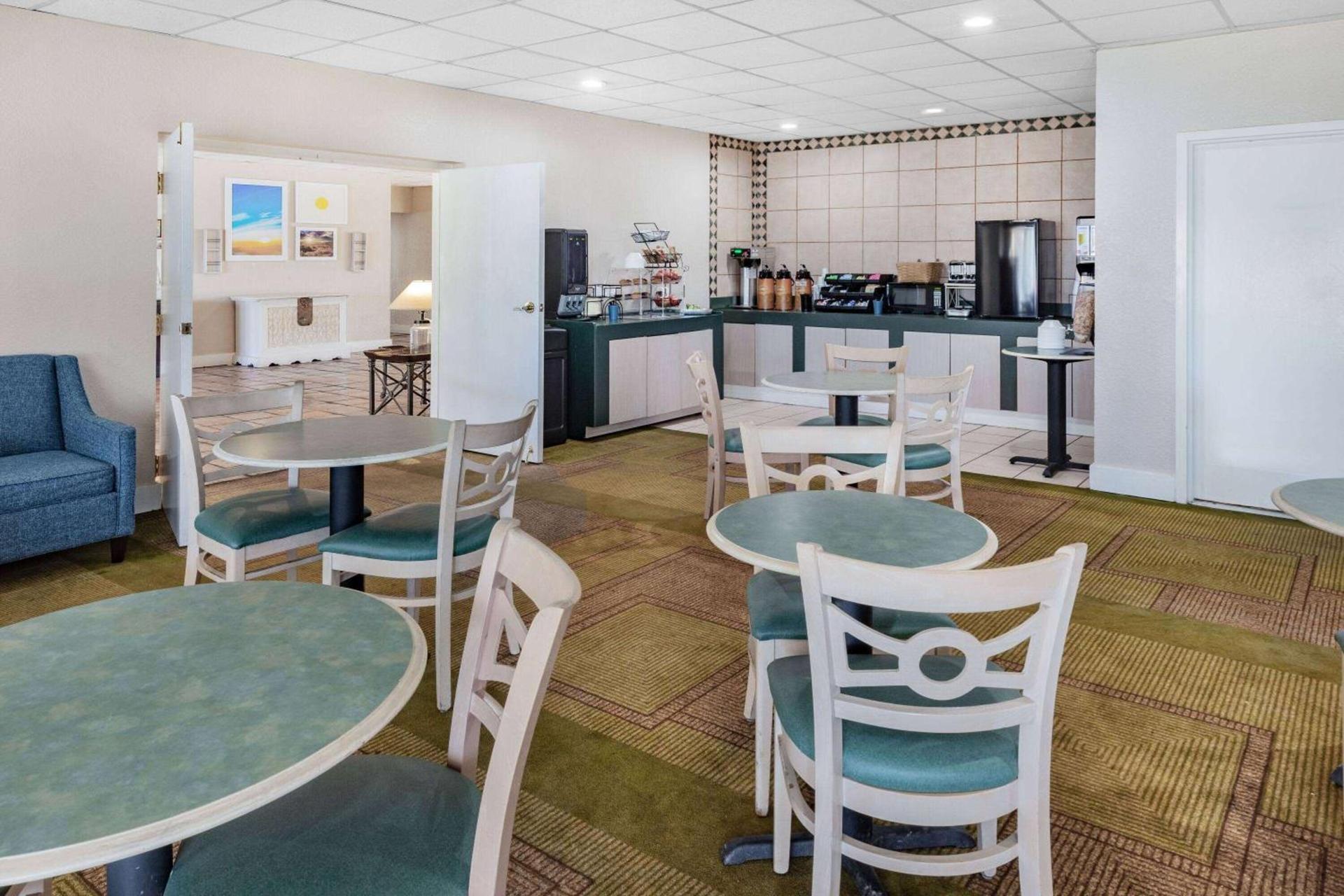 Days Inn by Wyndham Del Rio photo 48