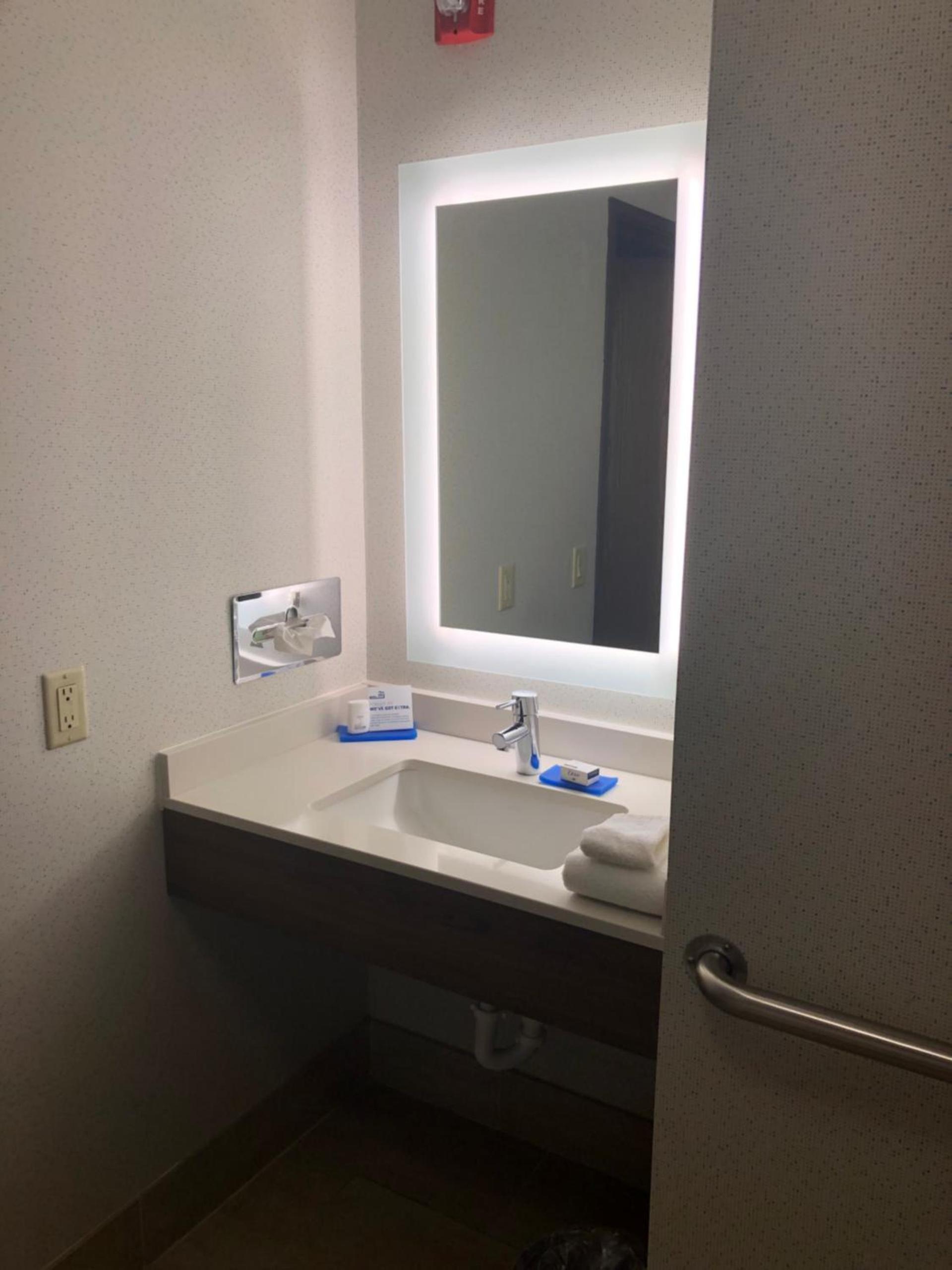 Holiday Inn Express Mt. Vernon by IHG photo 79