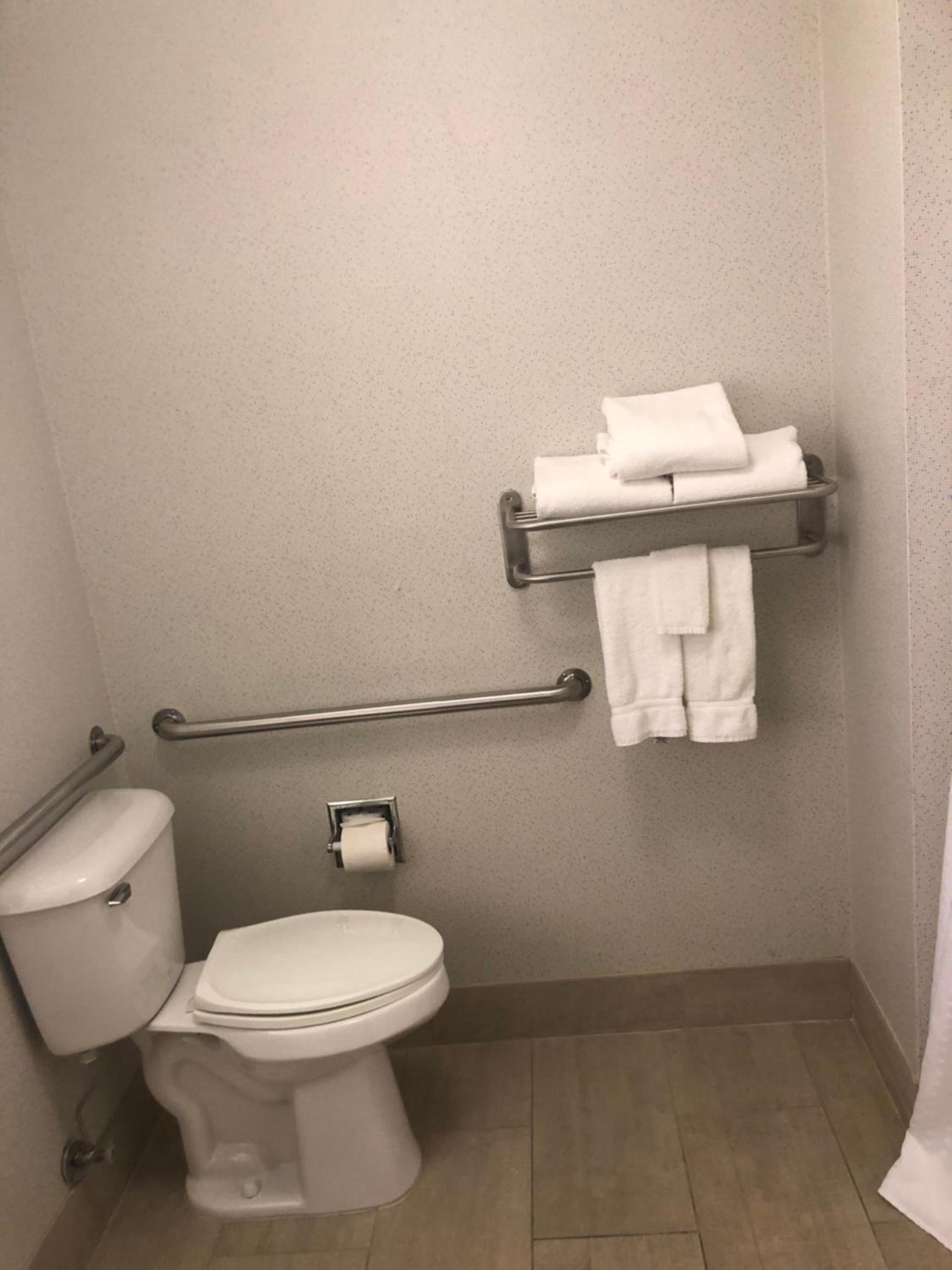 Holiday Inn Express Mt. Vernon by IHG photo 80