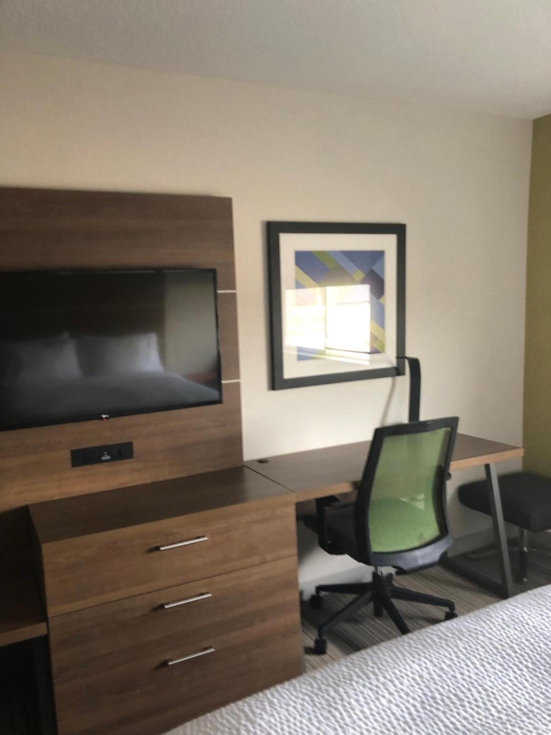 Holiday Inn Express Mt. Vernon by IHG photo 83