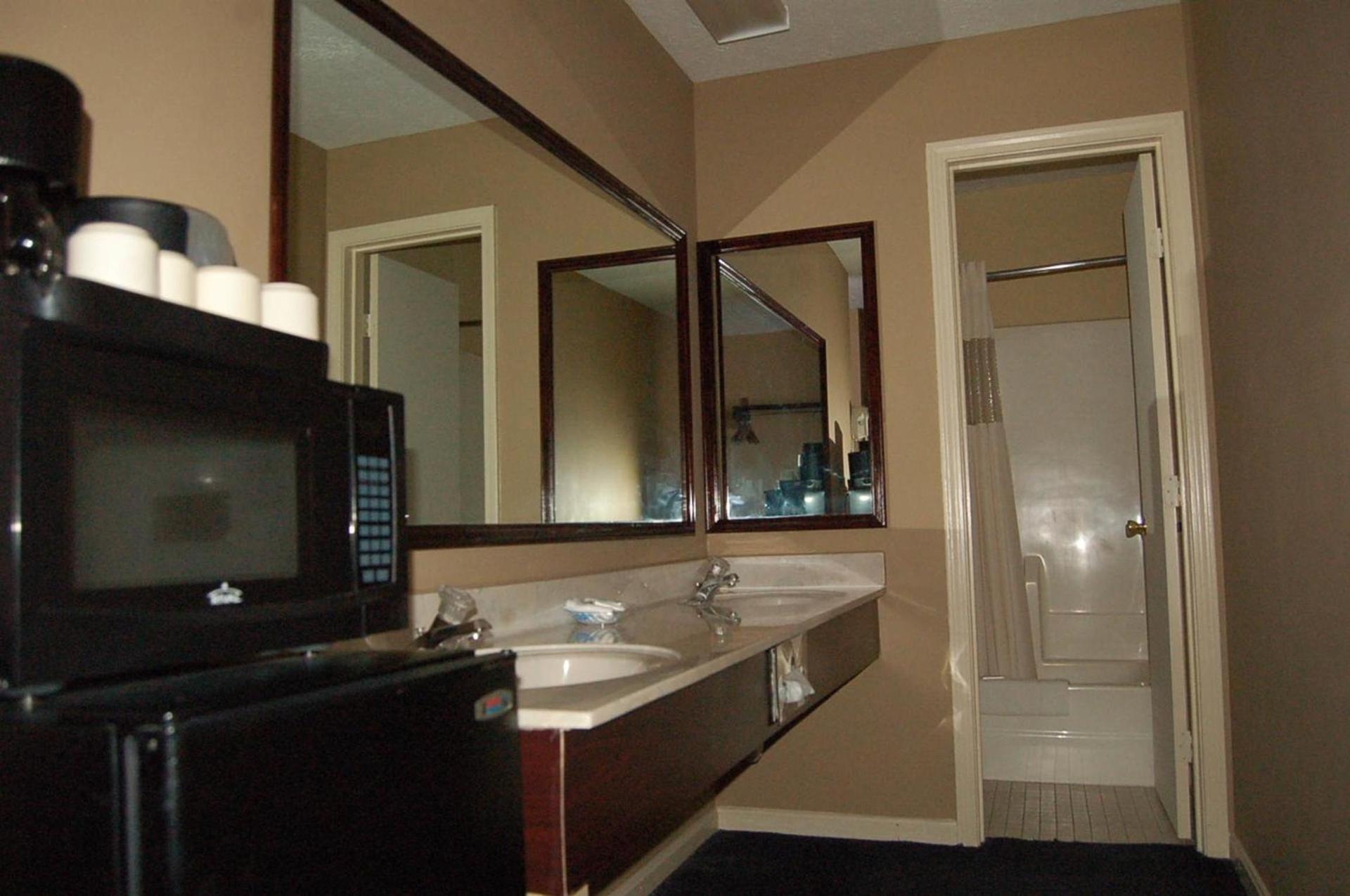 Golden Manor Inn & Suites photo 35