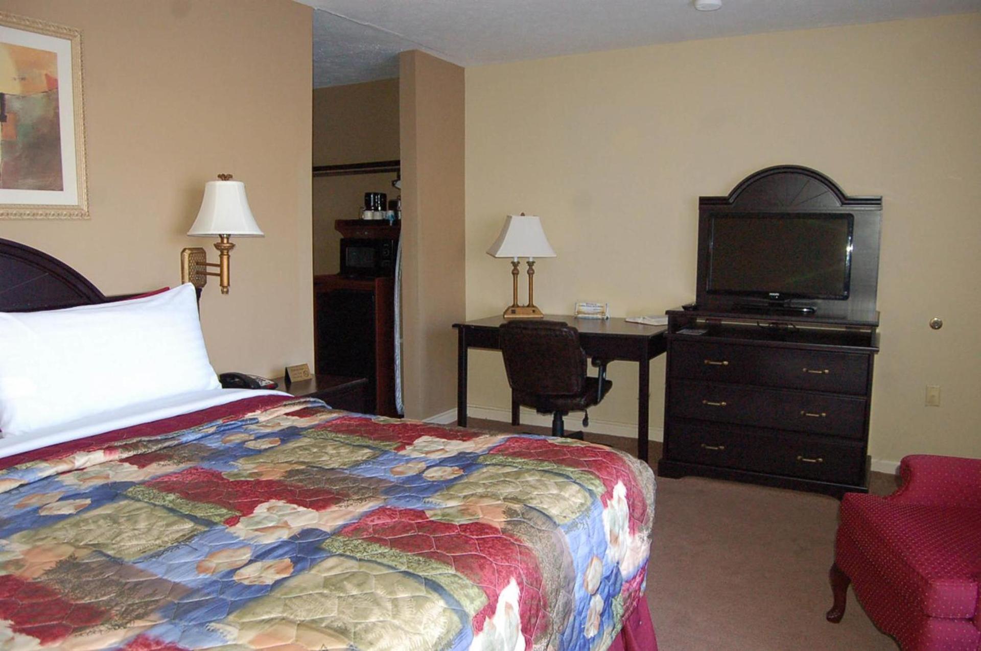 Golden Manor Inn & Suites photo 24