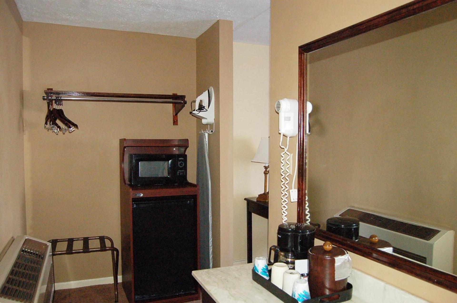 Golden Manor Inn & Suites photo 43