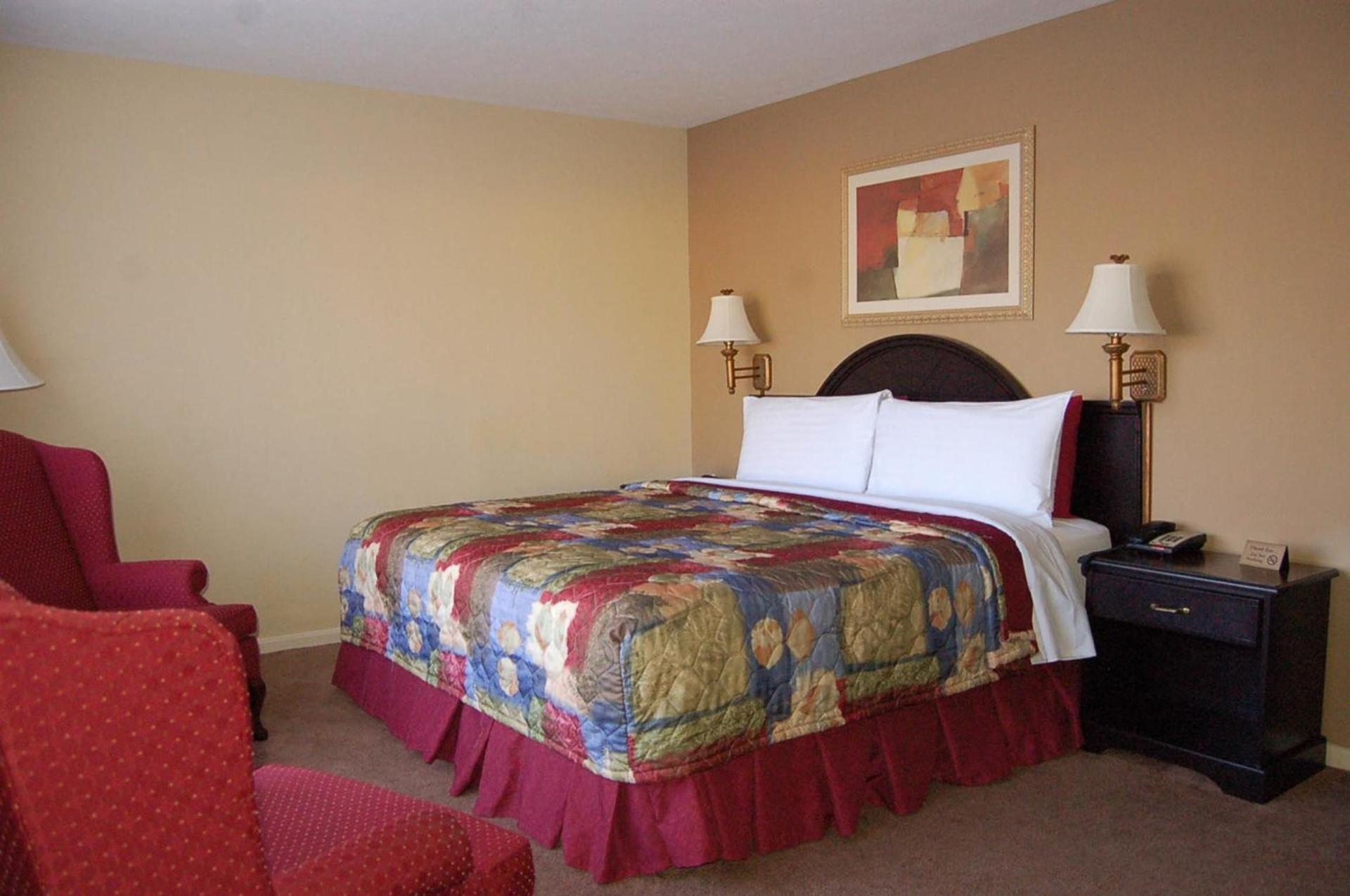 Golden Manor Inn & Suites photo 17