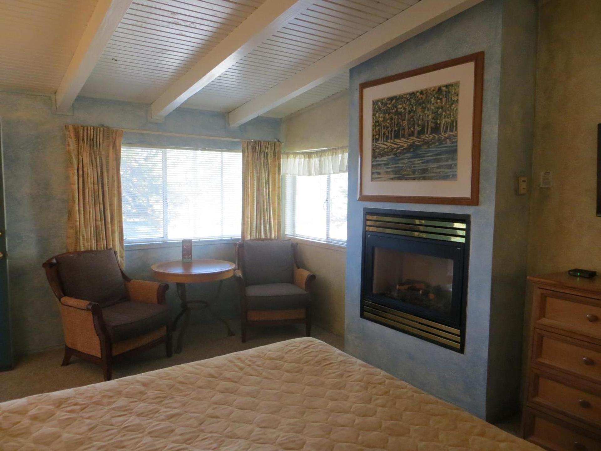 Cedar Inn & Suites photo 6