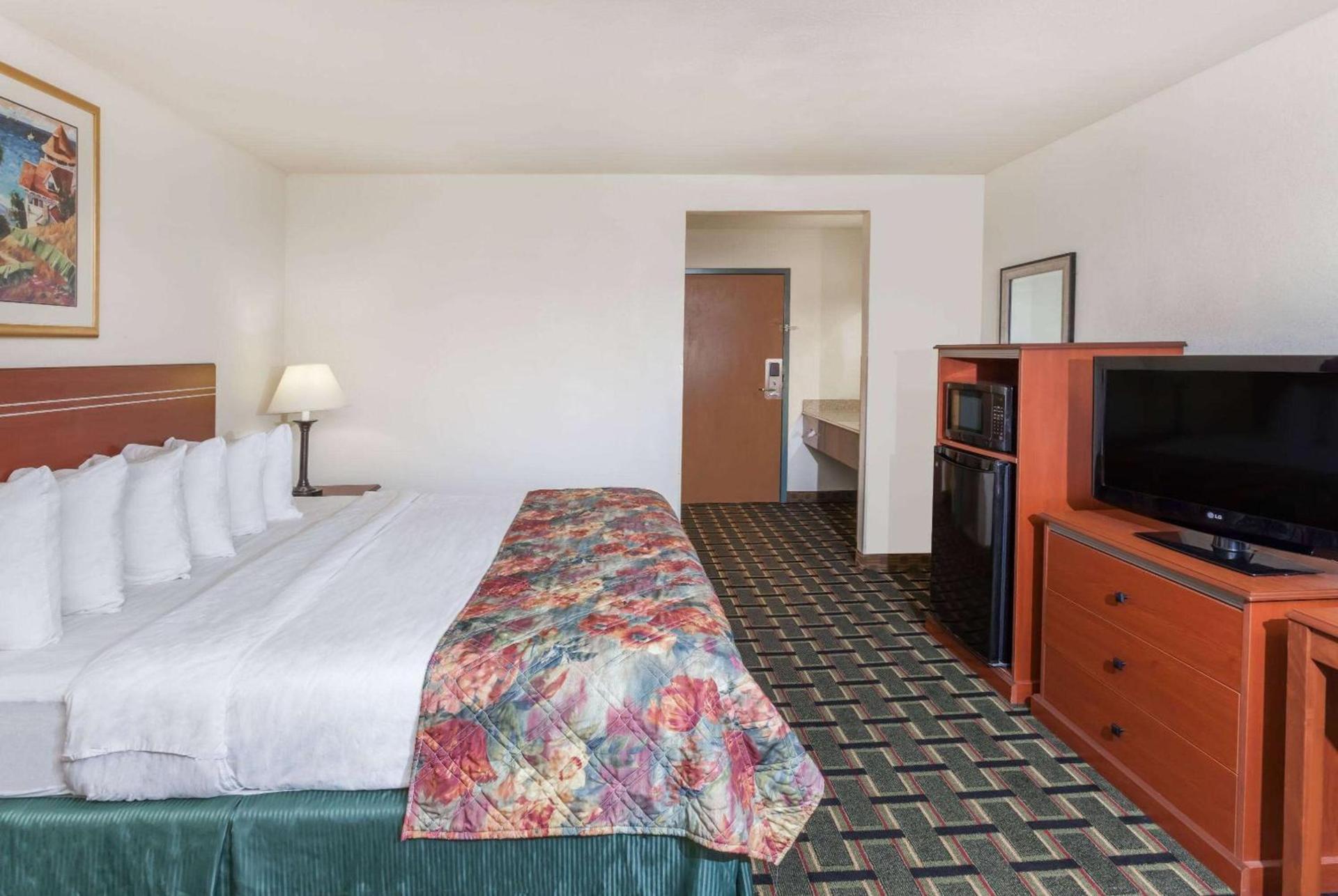 Baymont by Wyndham Decatur photo 10