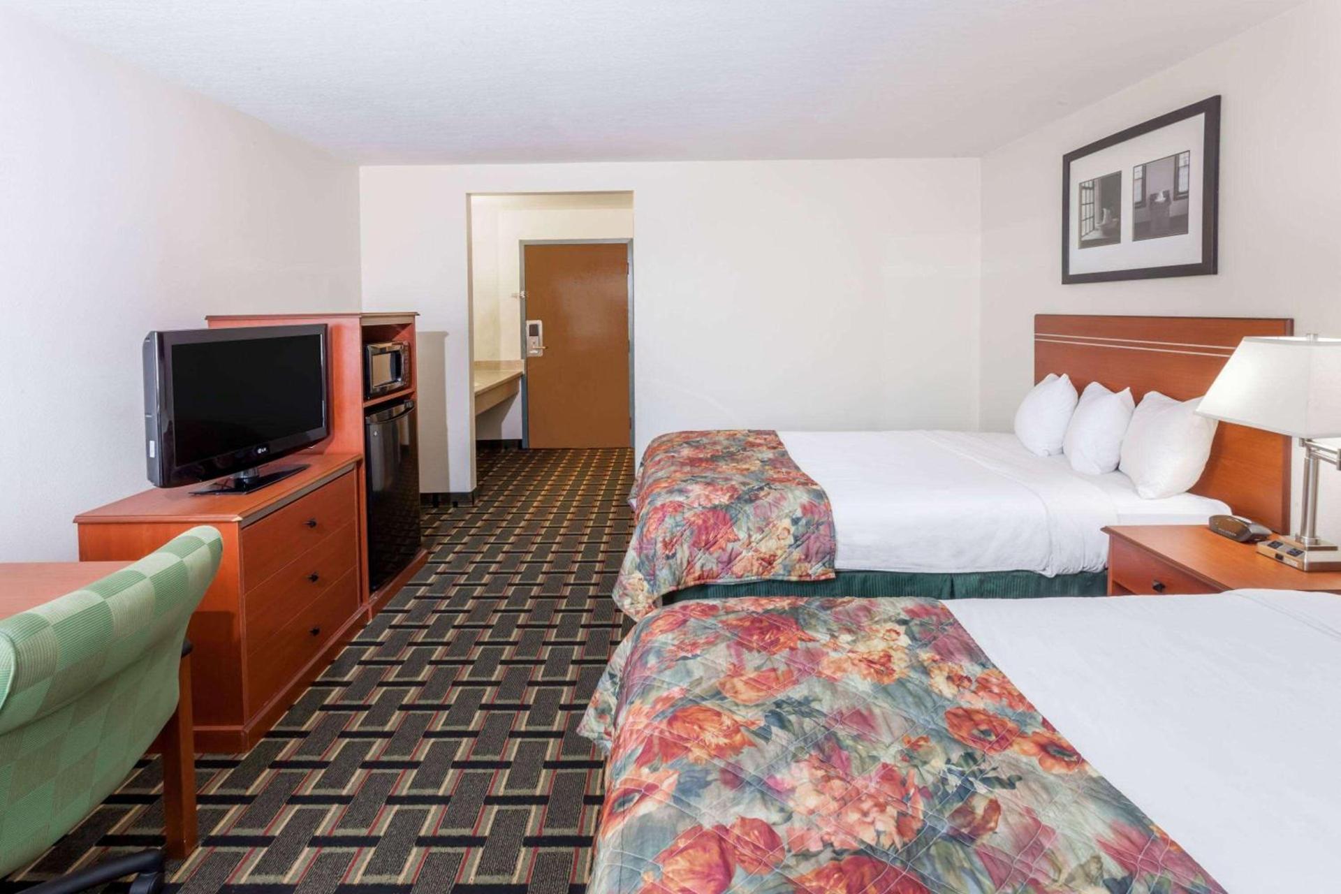 Baymont by Wyndham Decatur photo 12