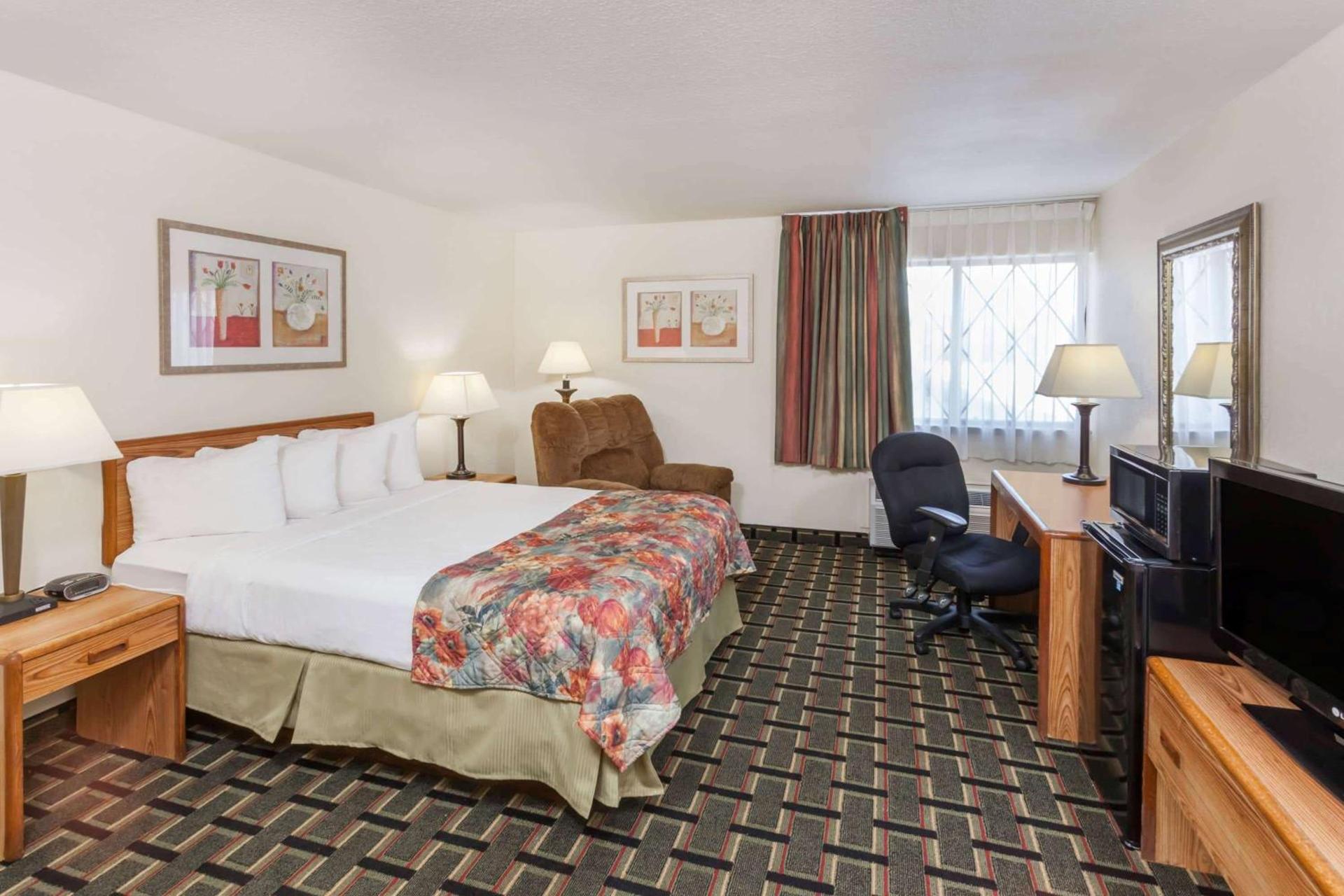 Baymont by Wyndham Decatur photo 13