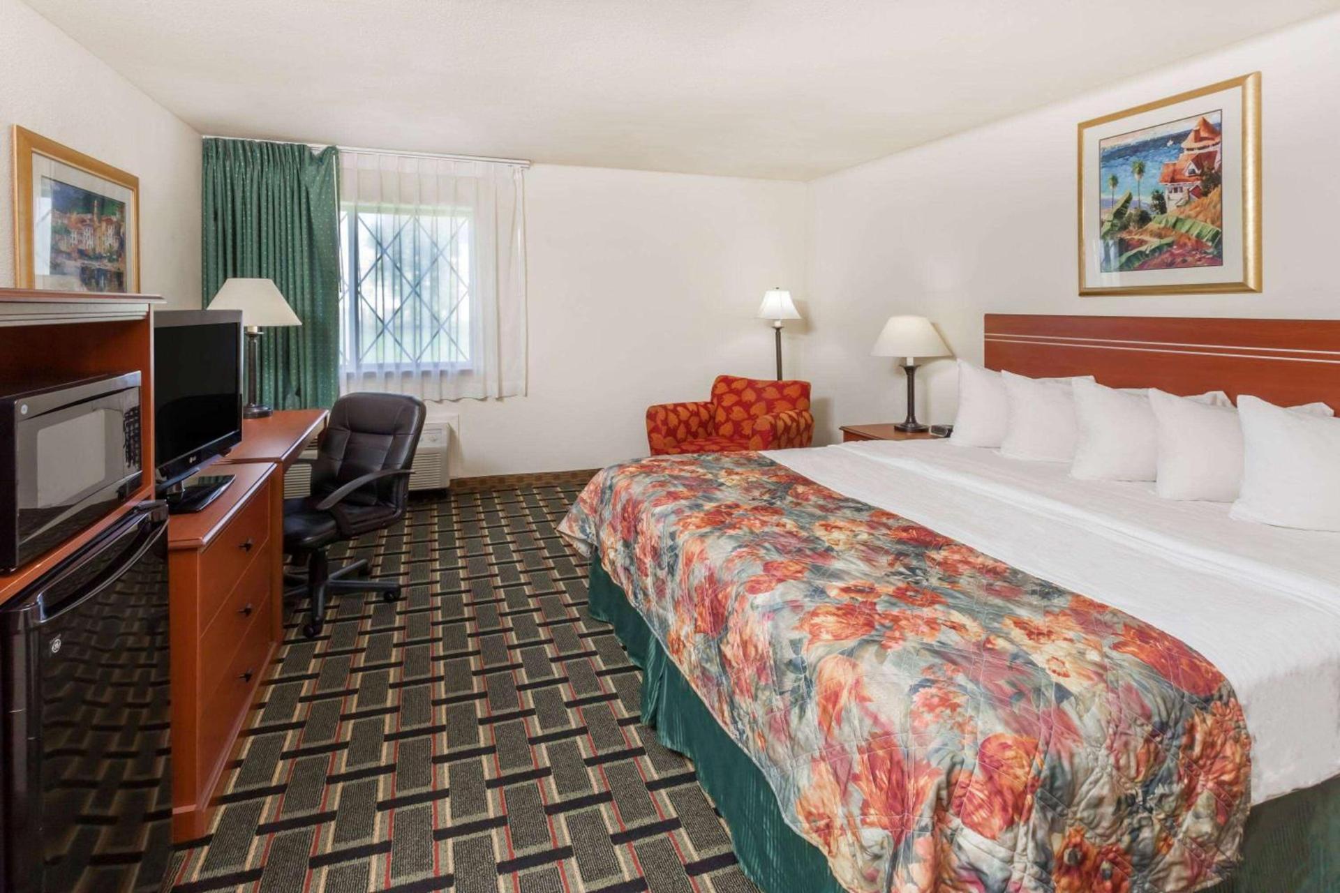 Baymont by Wyndham Decatur photo 14