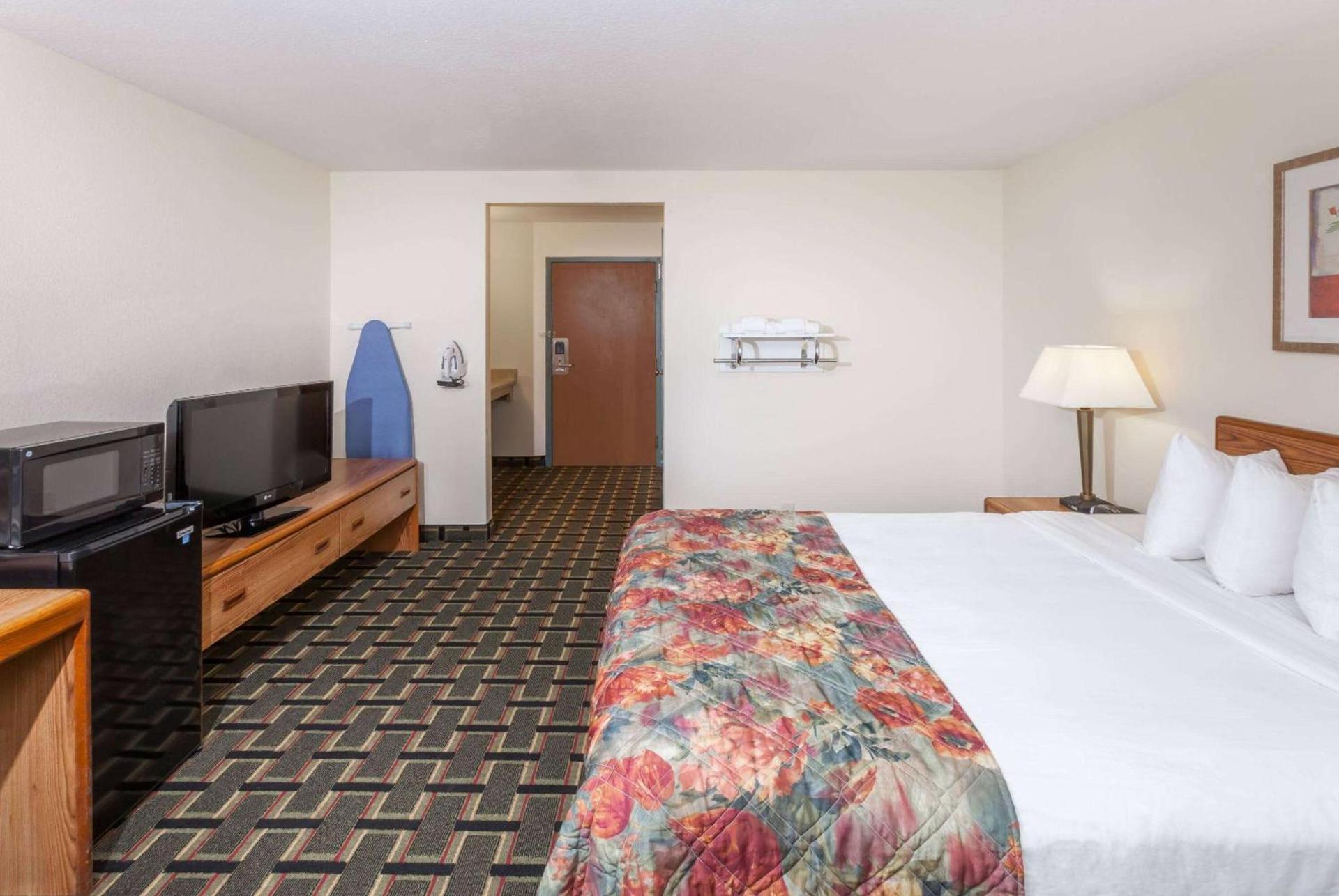 Baymont by Wyndham Decatur photo 15