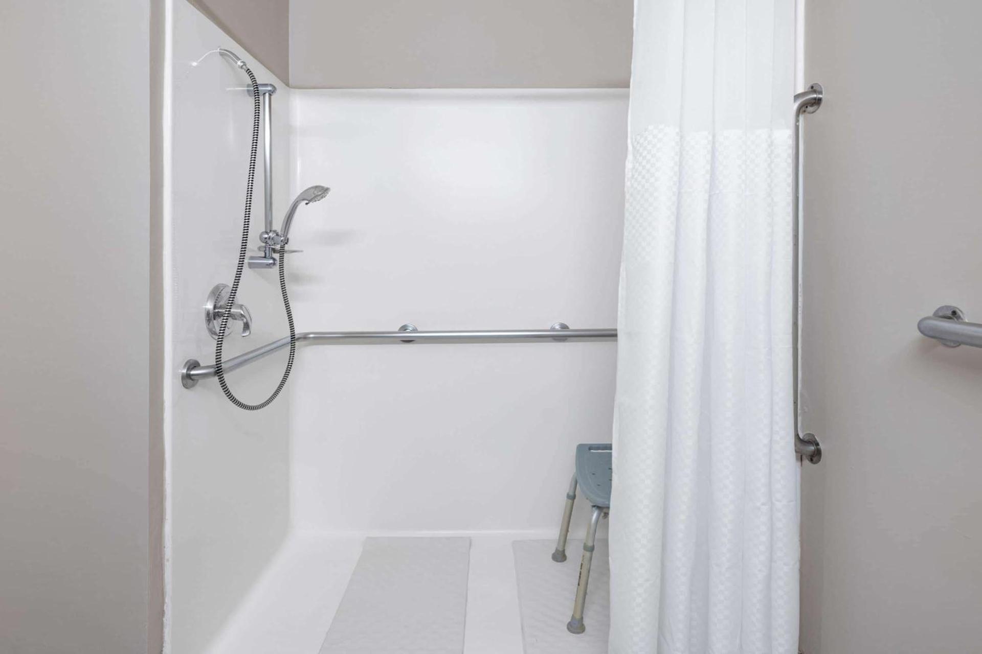 Baymont by Wyndham Gurnee photo 15
