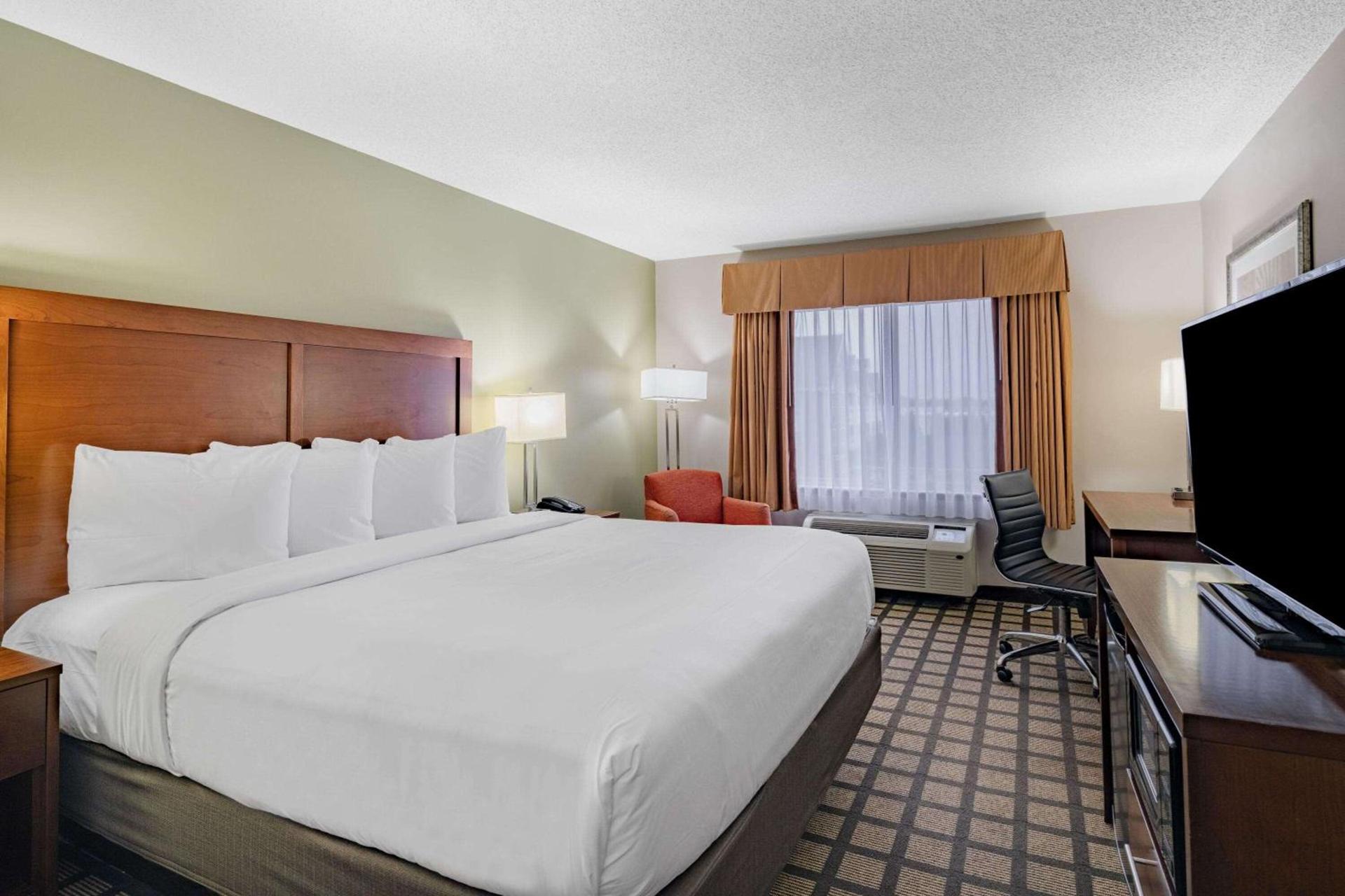 Baymont by Wyndham Gurnee photo 16