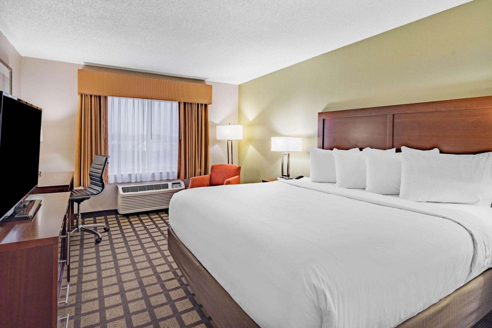 Baymont by Wyndham Gurnee photo 19