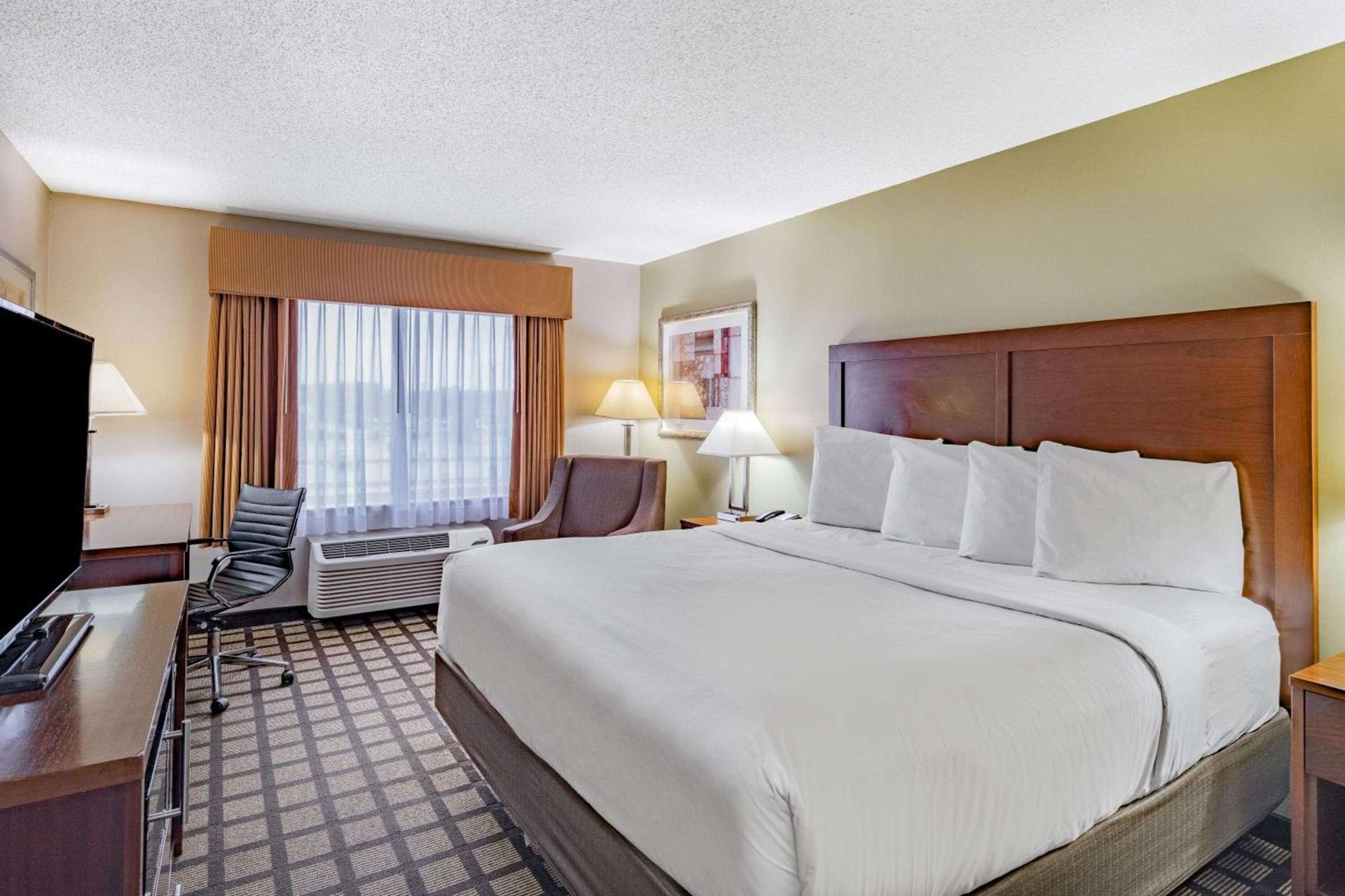 Baymont by Wyndham Gurnee photo 21