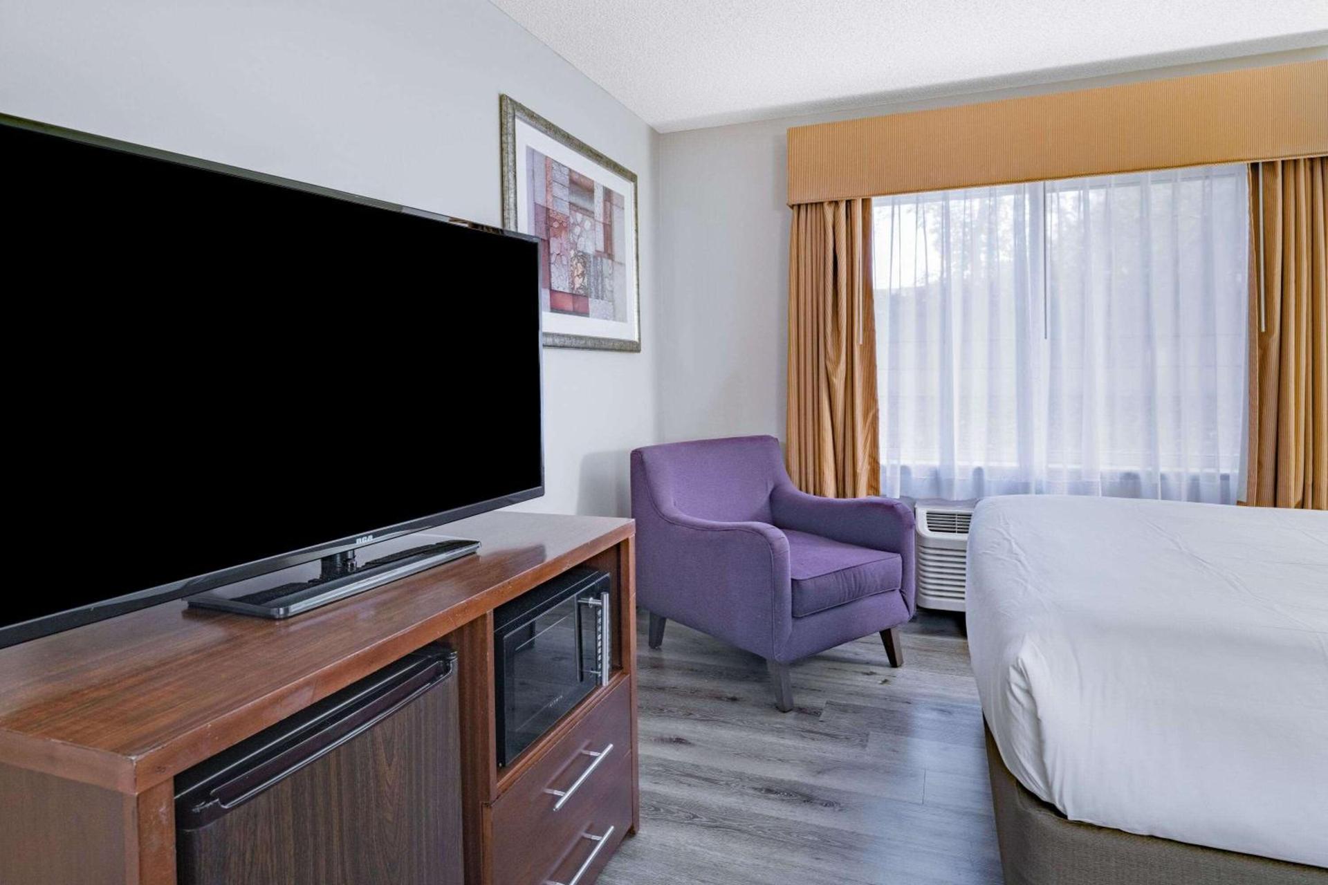 Baymont by Wyndham Gurnee photo 25