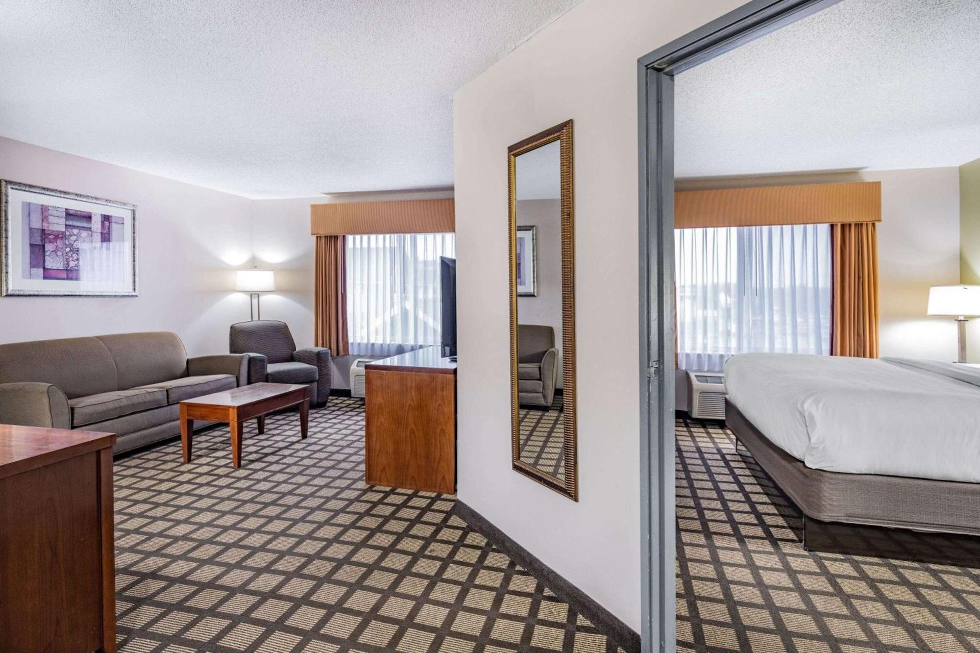 Baymont by Wyndham Gurnee photo 11