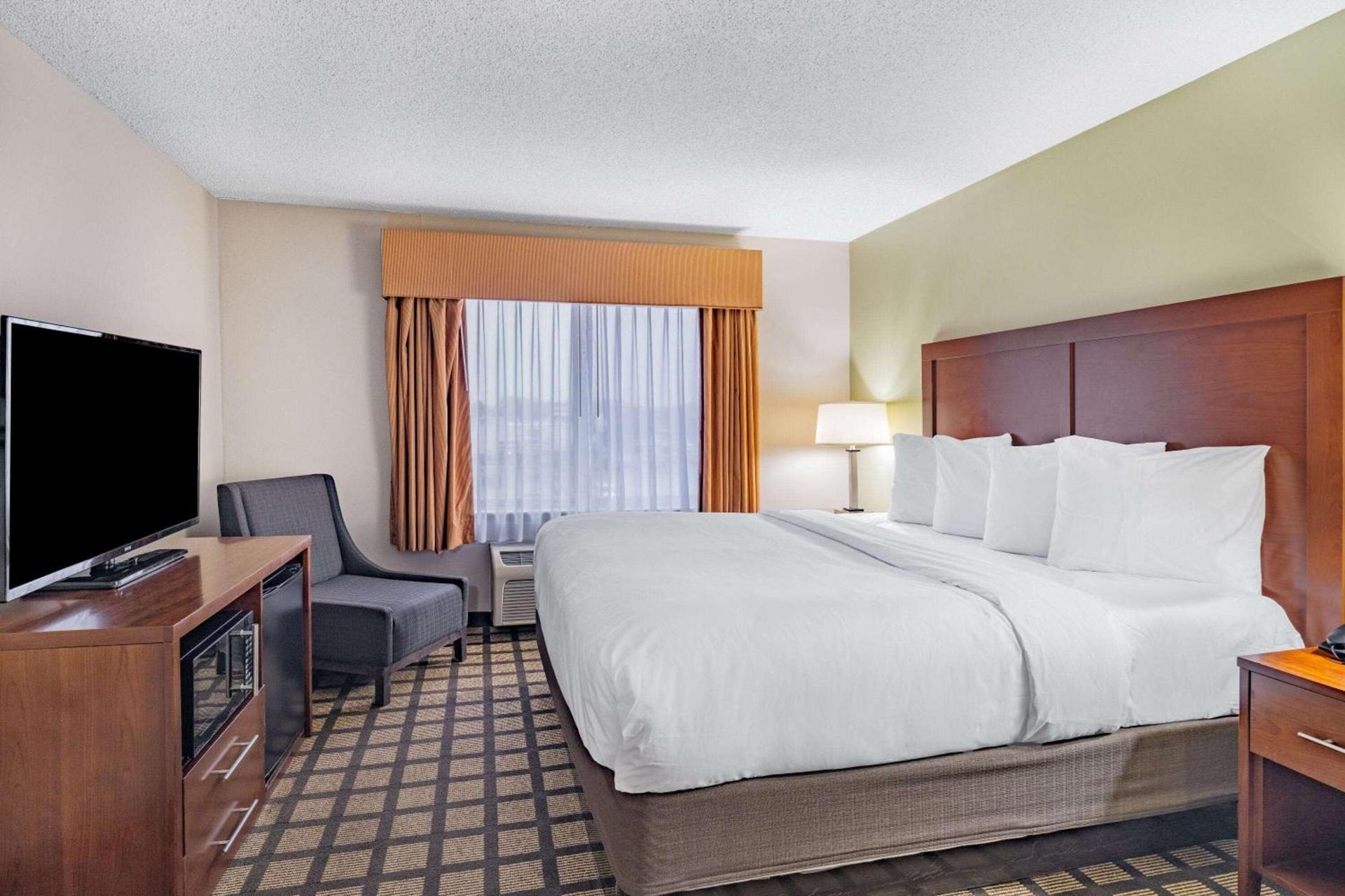 Baymont by Wyndham Gurnee photo 28