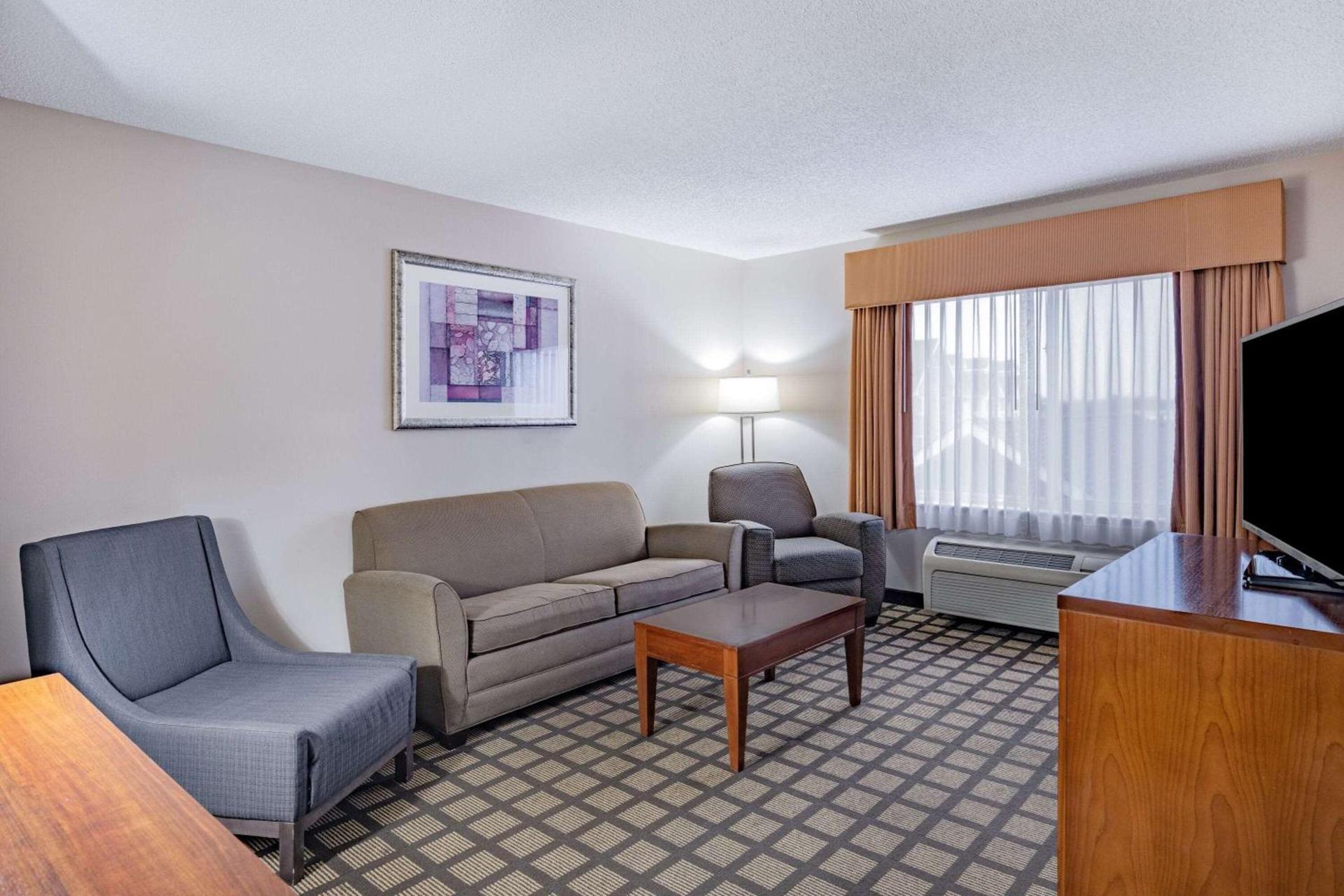 Baymont by Wyndham Gurnee photo 12