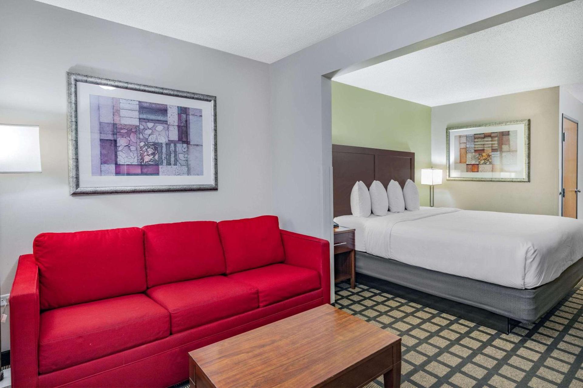 Baymont by Wyndham Gurnee photo 32
