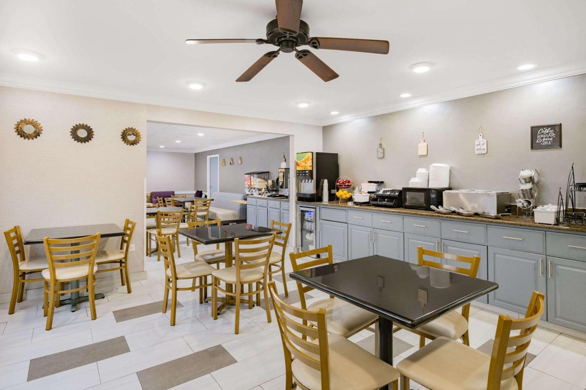 Baymont by Wyndham Gurnee photo 4