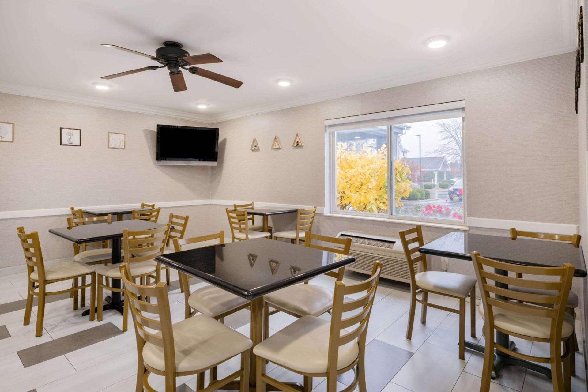 Baymont by Wyndham Gurnee photo 5