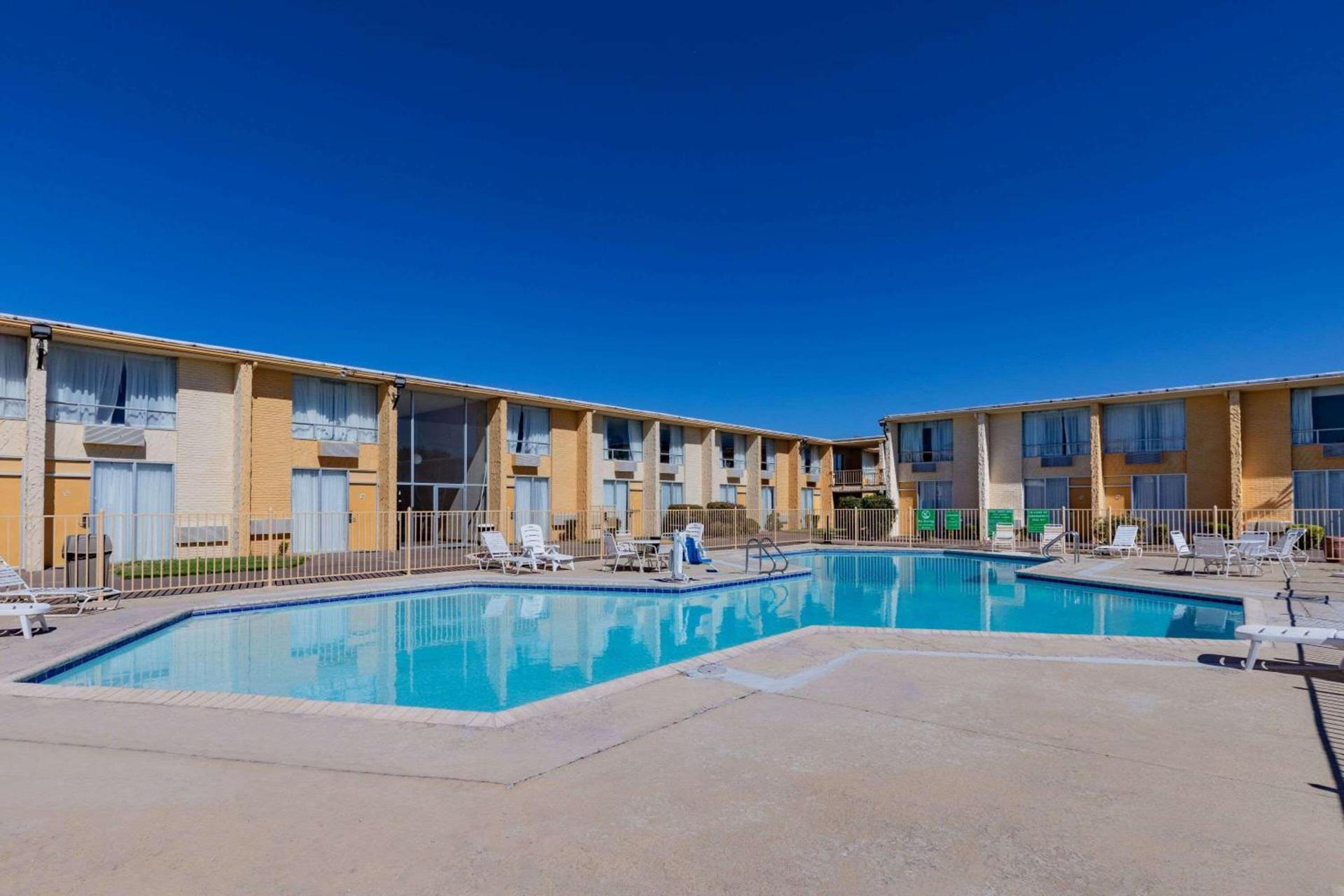 Days Inn by Wyndham Del Rio photo 8