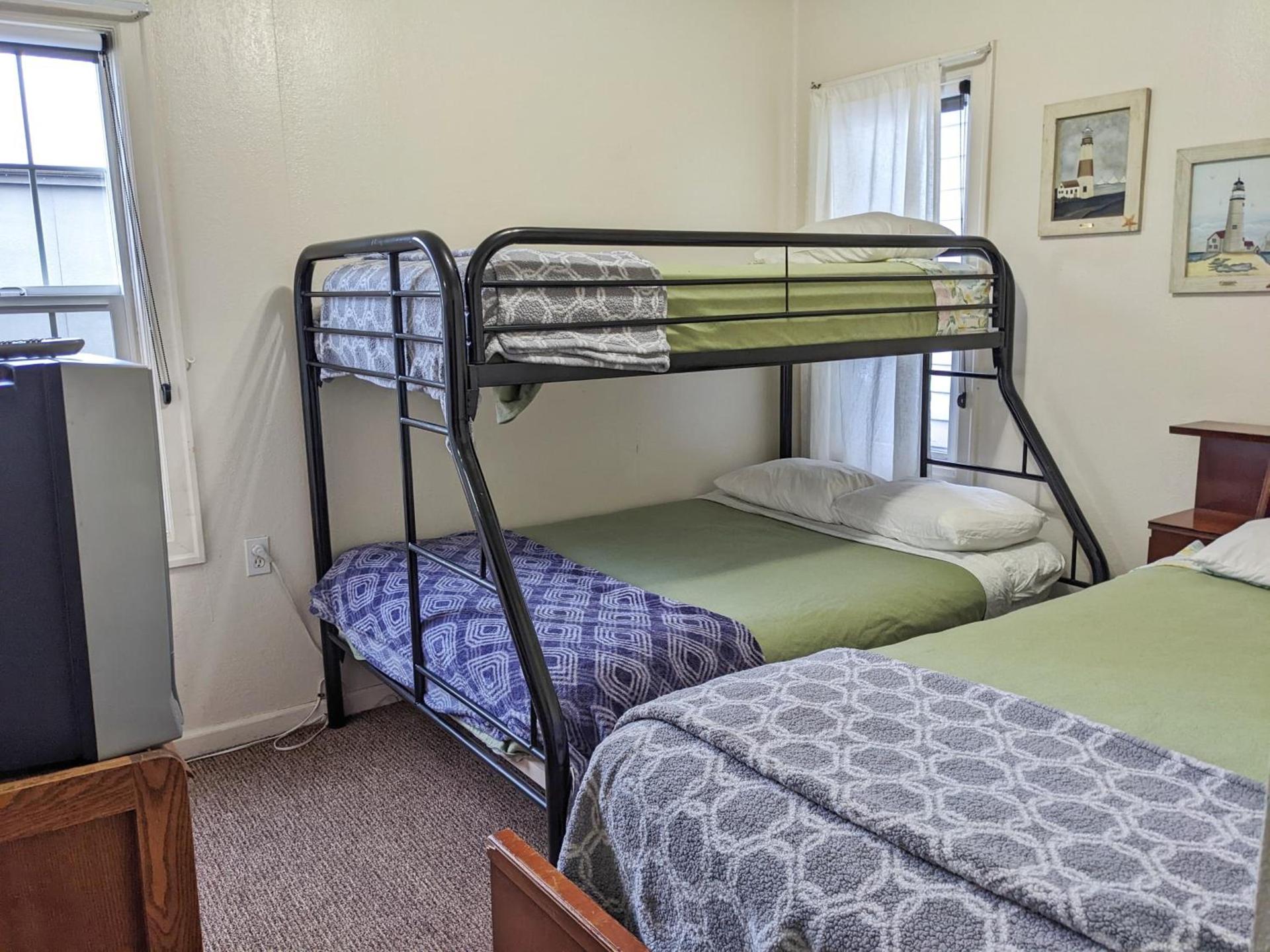 Hillcrest Inn photo 84