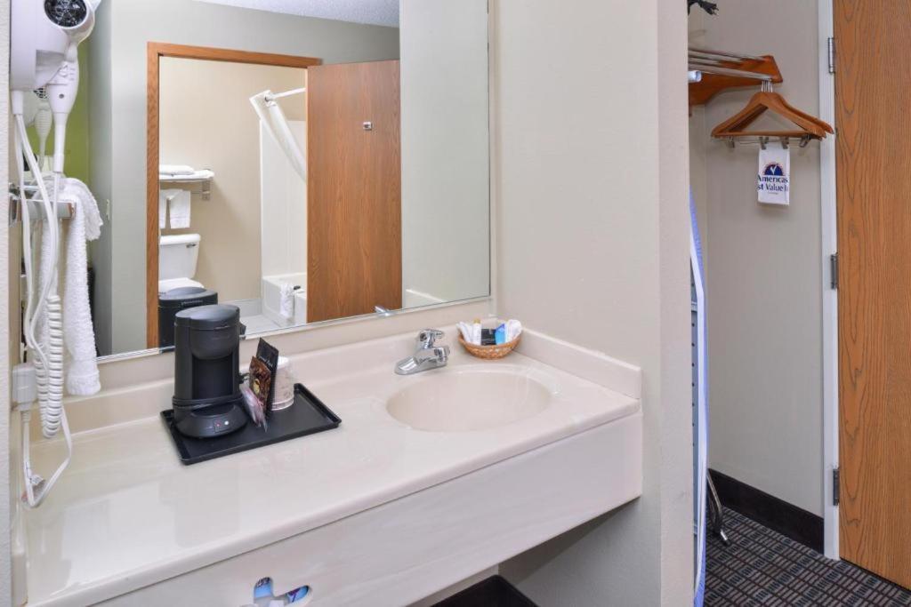 Regency Inn Geneseo IL photo 18