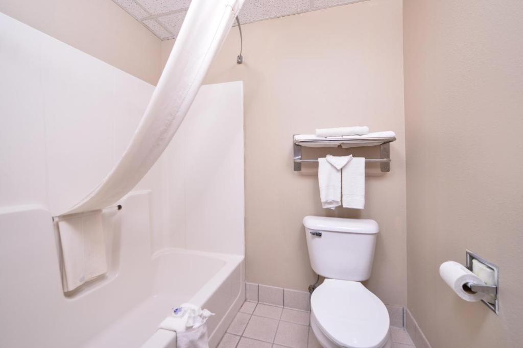 Regency Inn Geneseo IL photo 19