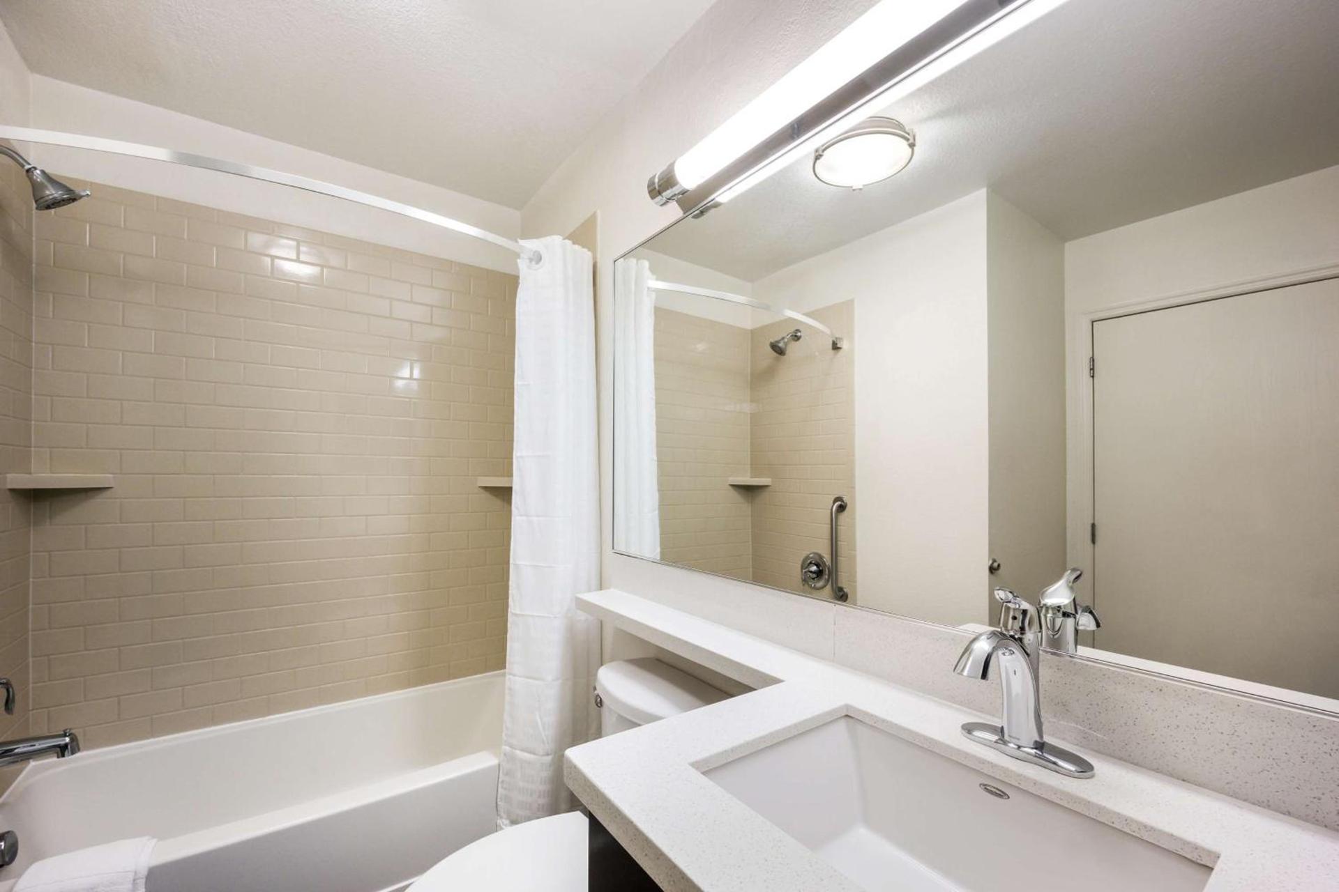 Sonesta Simply Suites Phoenix Glendale photo 8